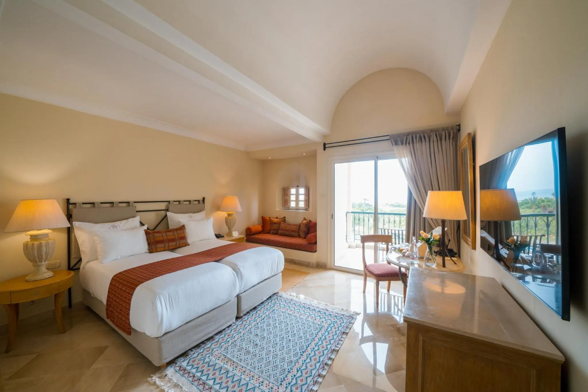 Property building, Bed in The Residence Tunis