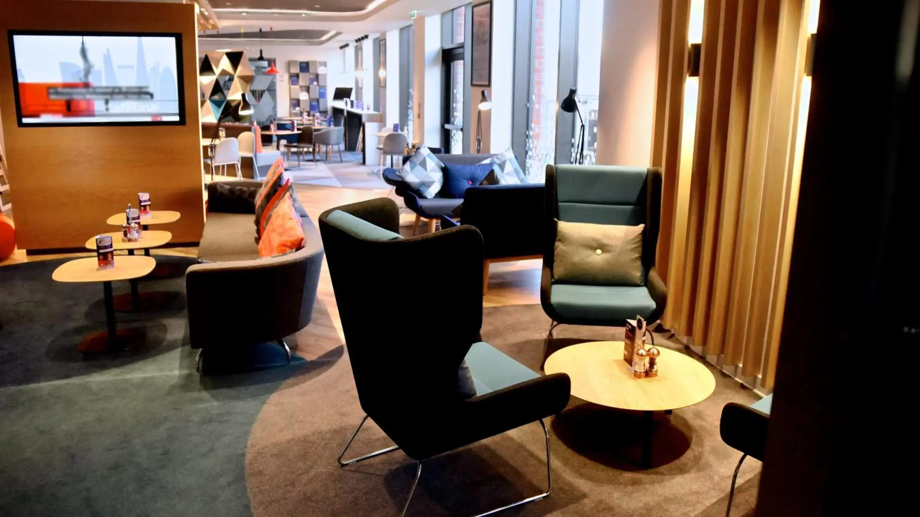 Lounge or bar in Holiday Inn Express - Barrow-in-Furness & South Lakes by IHG Lounge or bar in Holiday Inn Express - Barrow-in-Furness & South Lakes by IHG