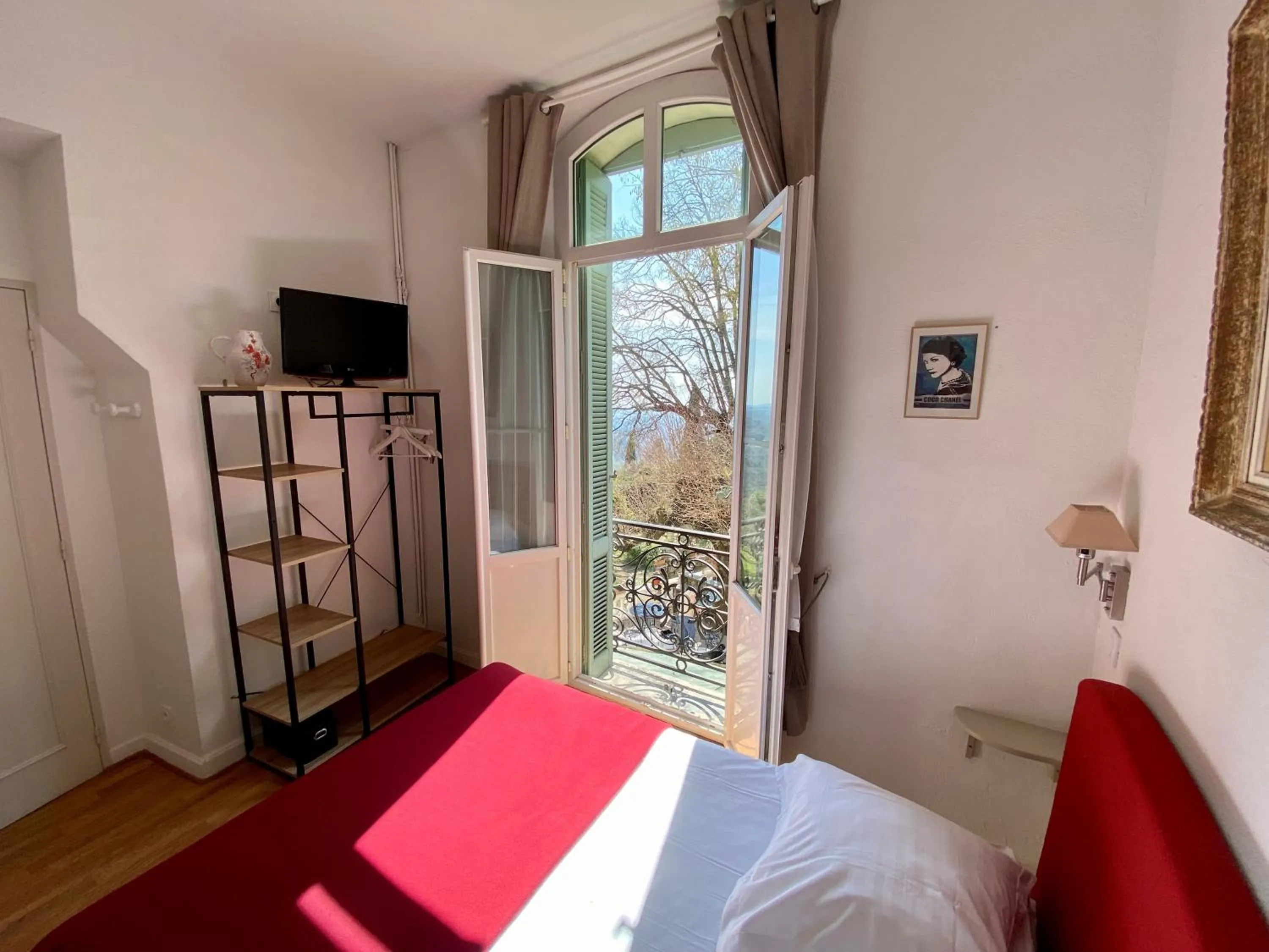 Bed in Logis Hôtel La Bellaudière