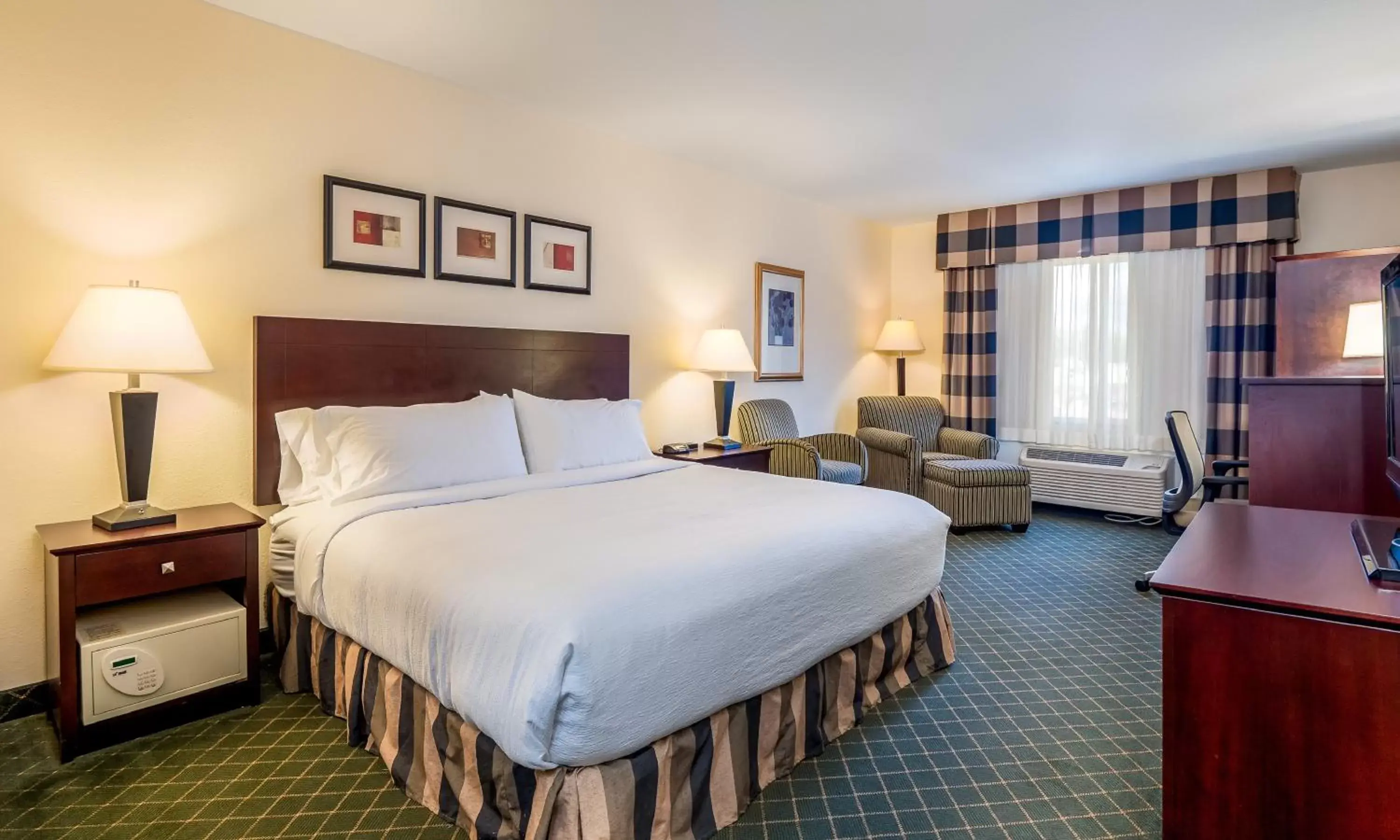 Photo of the whole room in Holiday Inn Conference Center Marshfield by IHG Photo of the whole room in Holiday Inn Conference Center Marshfield by IHG