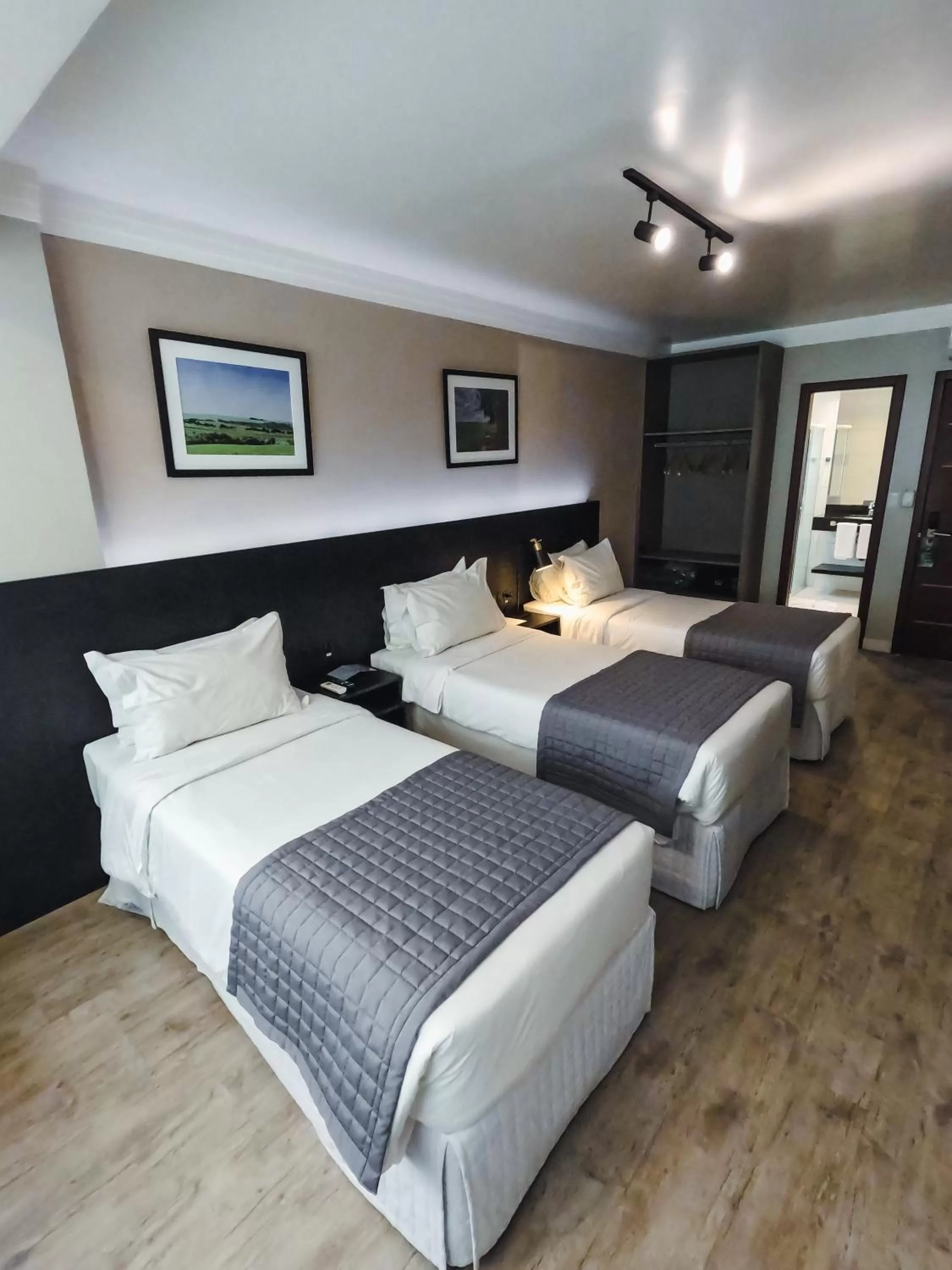 Photo of the whole room, Bed in Santa Inn Hotel