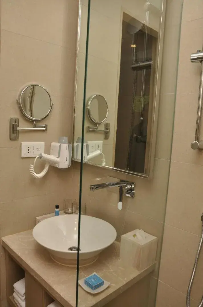 Bathroom in Days Hotel Jaipur Tonk Road By Wyndham Bathroom in Days Hotel Jaipur Tonk Road By Wyndham