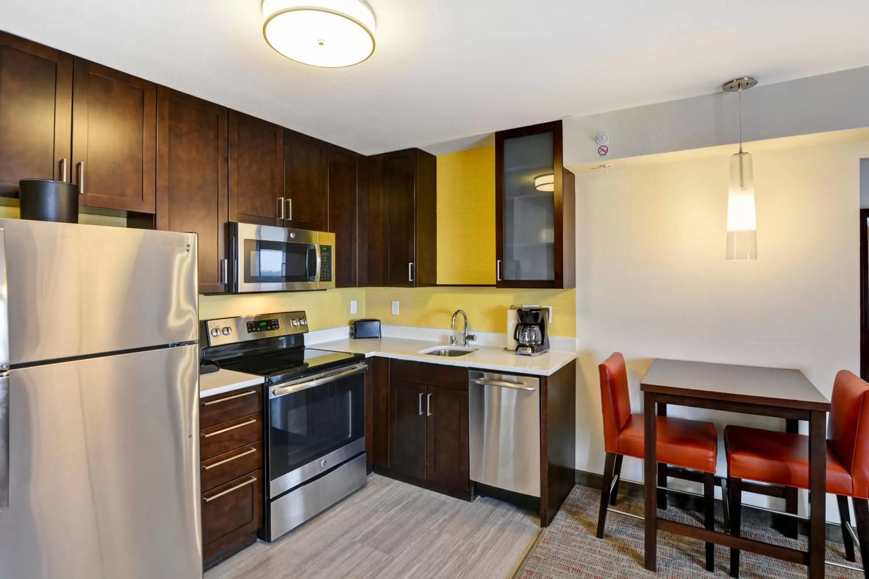 Kitchen or kitchenette, Kitchen/Kitchenette in Residence Inn by Marriott Milwaukee North/Glendale