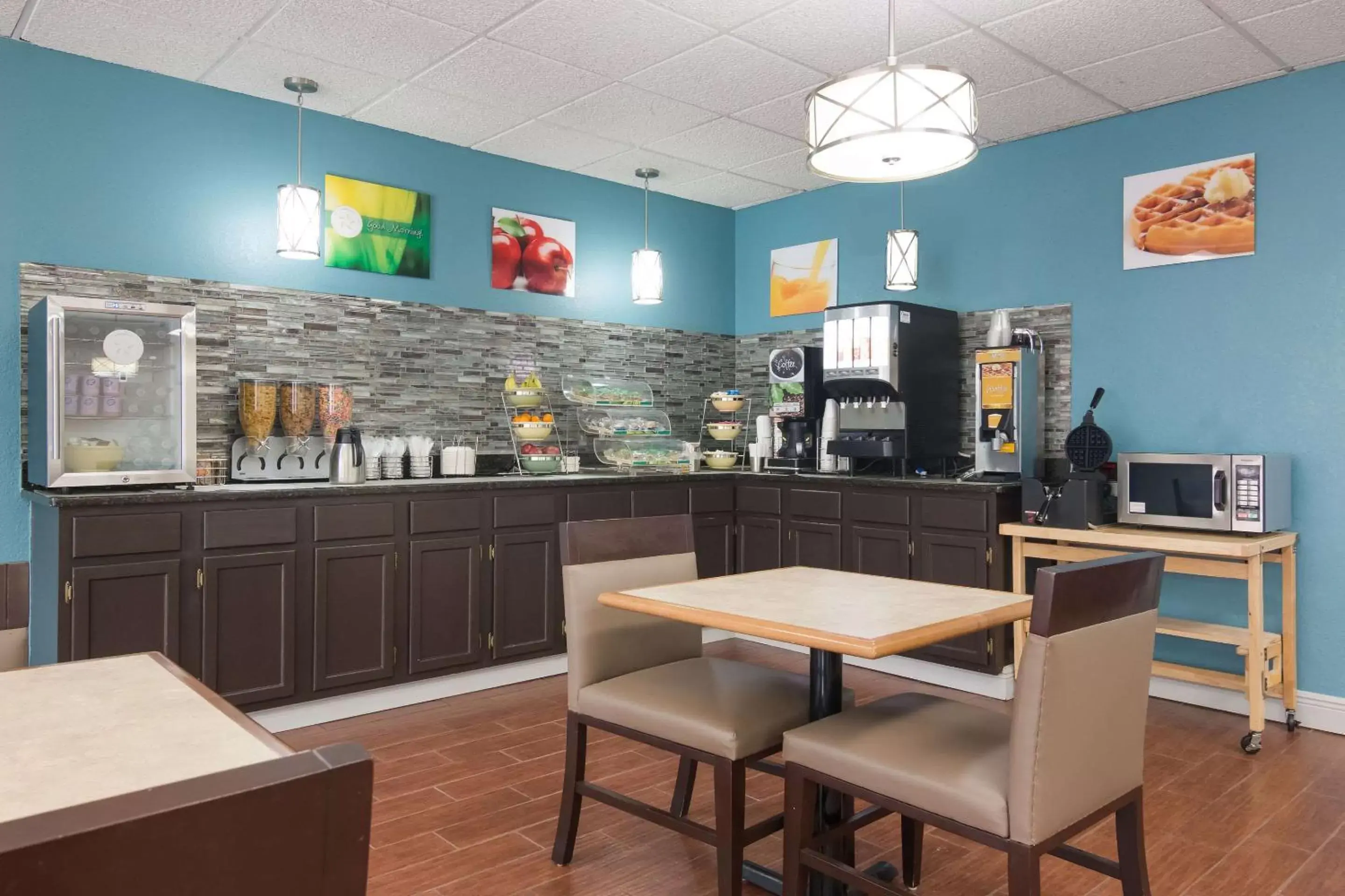 Breakfast in Quality Inn Magnolia Breakfast in Quality Inn Magnolia