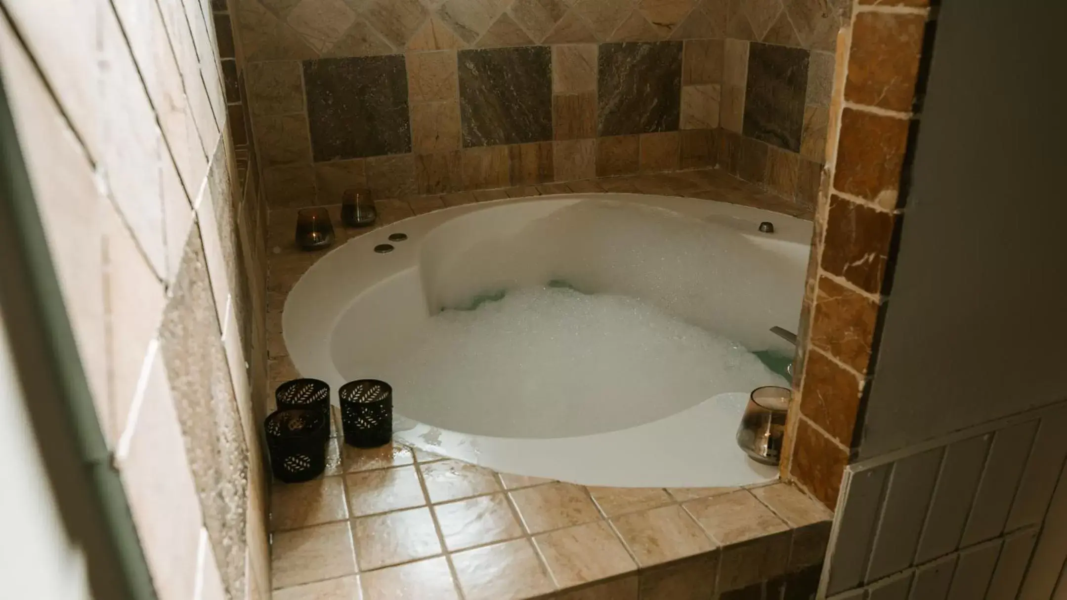 Hot Tub, Bathroom in Hospedería Ballesteros