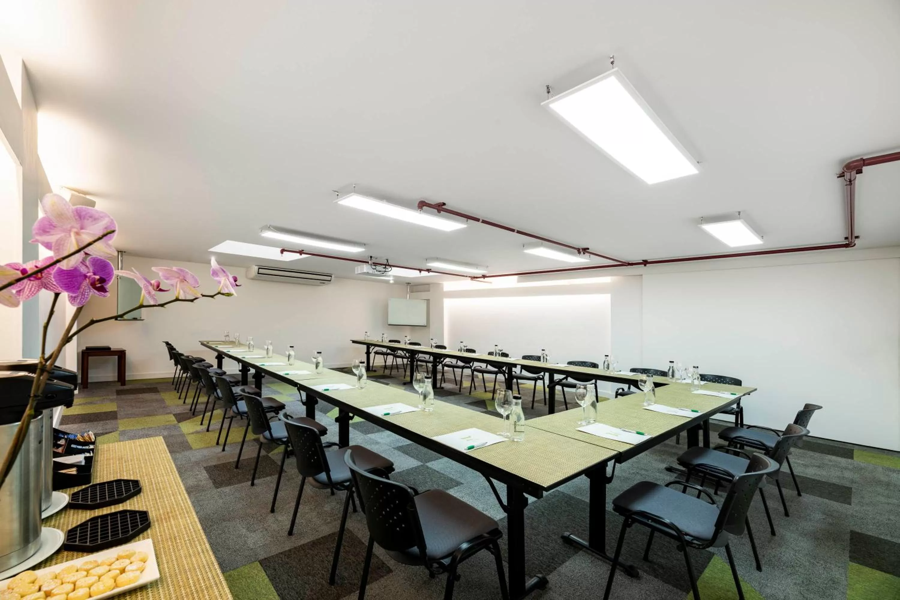 Meeting/conference room in Suites by Vilar América