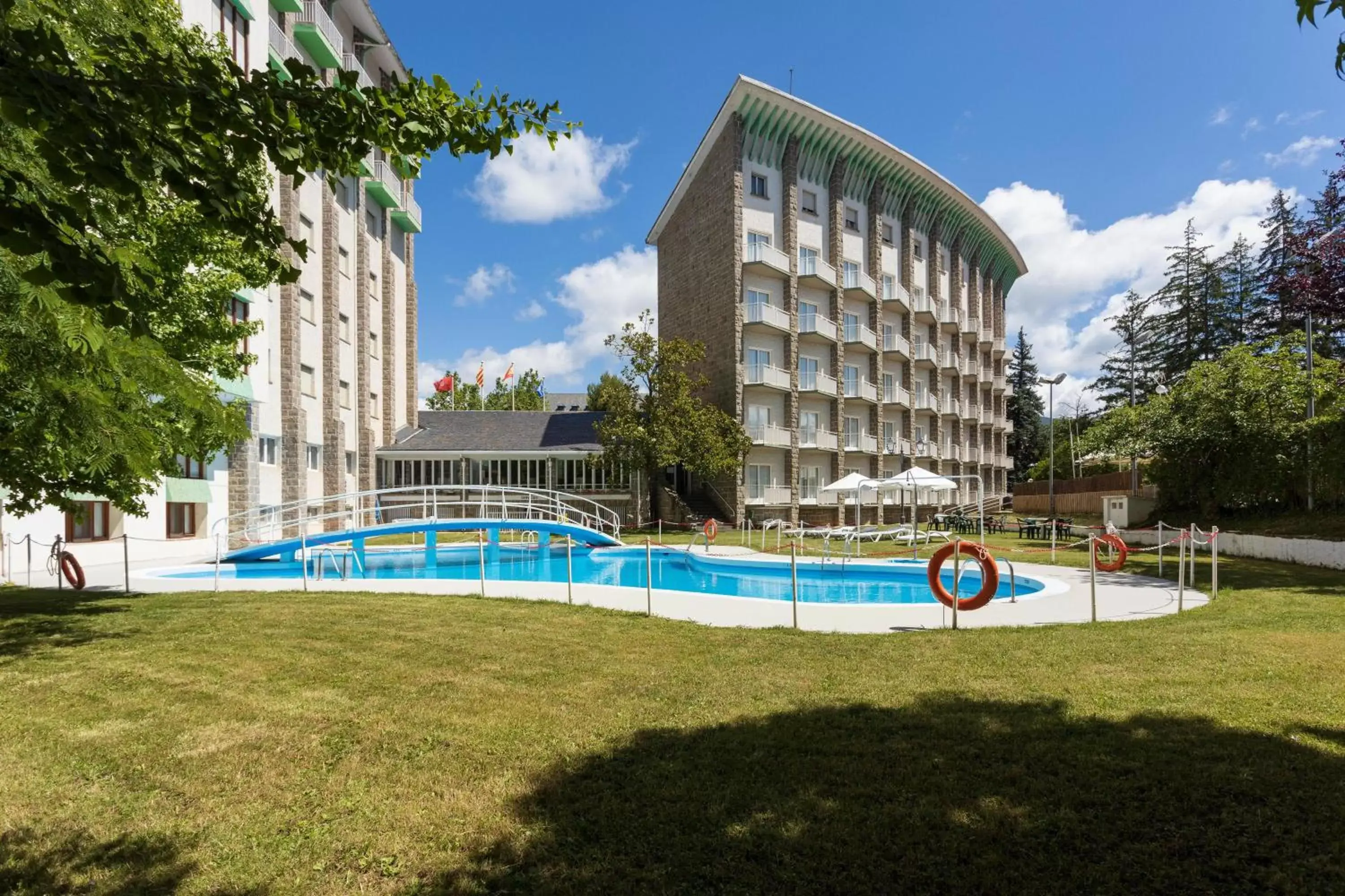 Garden, Swimming Pool in Gran Hotel de Jaca