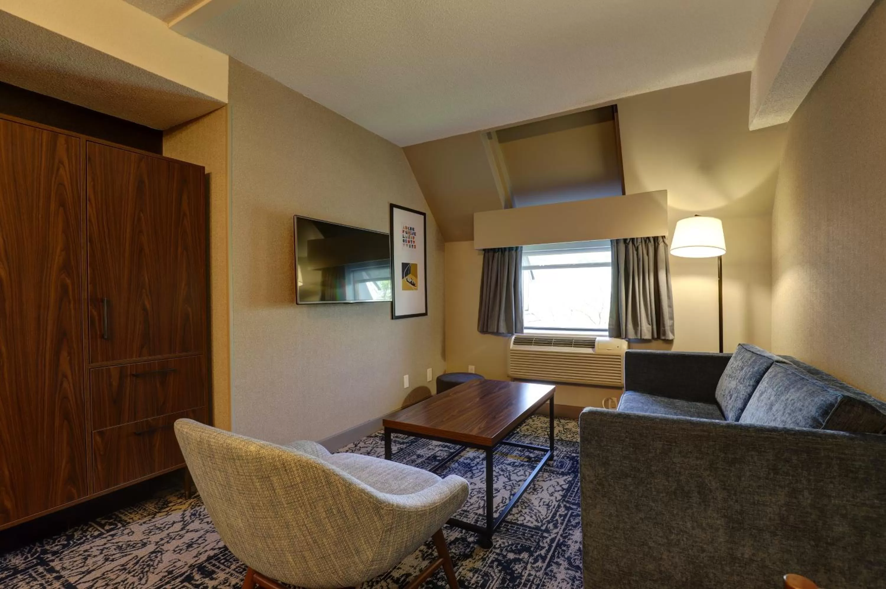 TV and multimedia in Four Points by Sheraton St. Catharines Niagara Suites