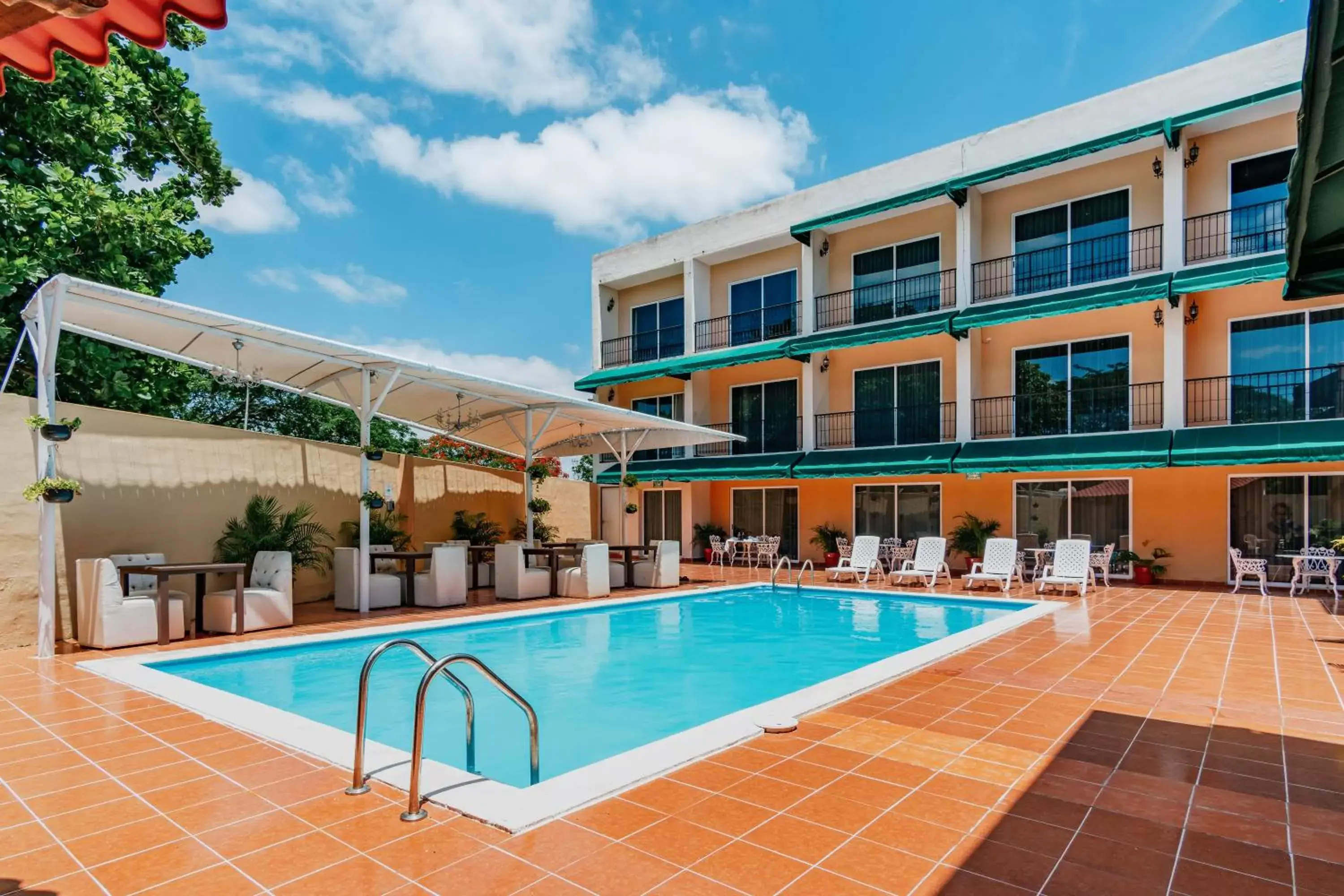 Swimming Pool in Hotel Siglo 21