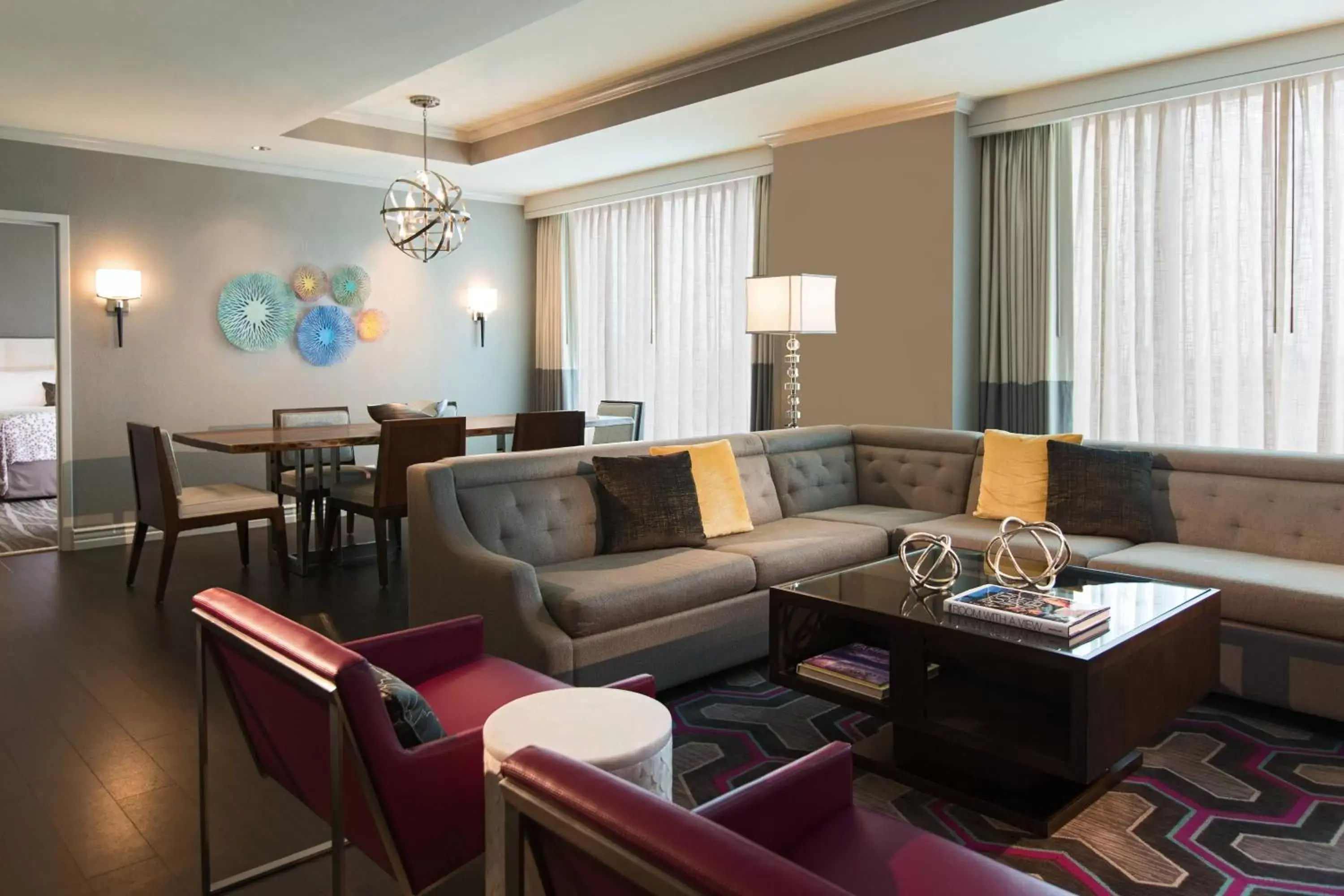 Living room, Seating Area in Renaissance Tampa International Plaza Hotel