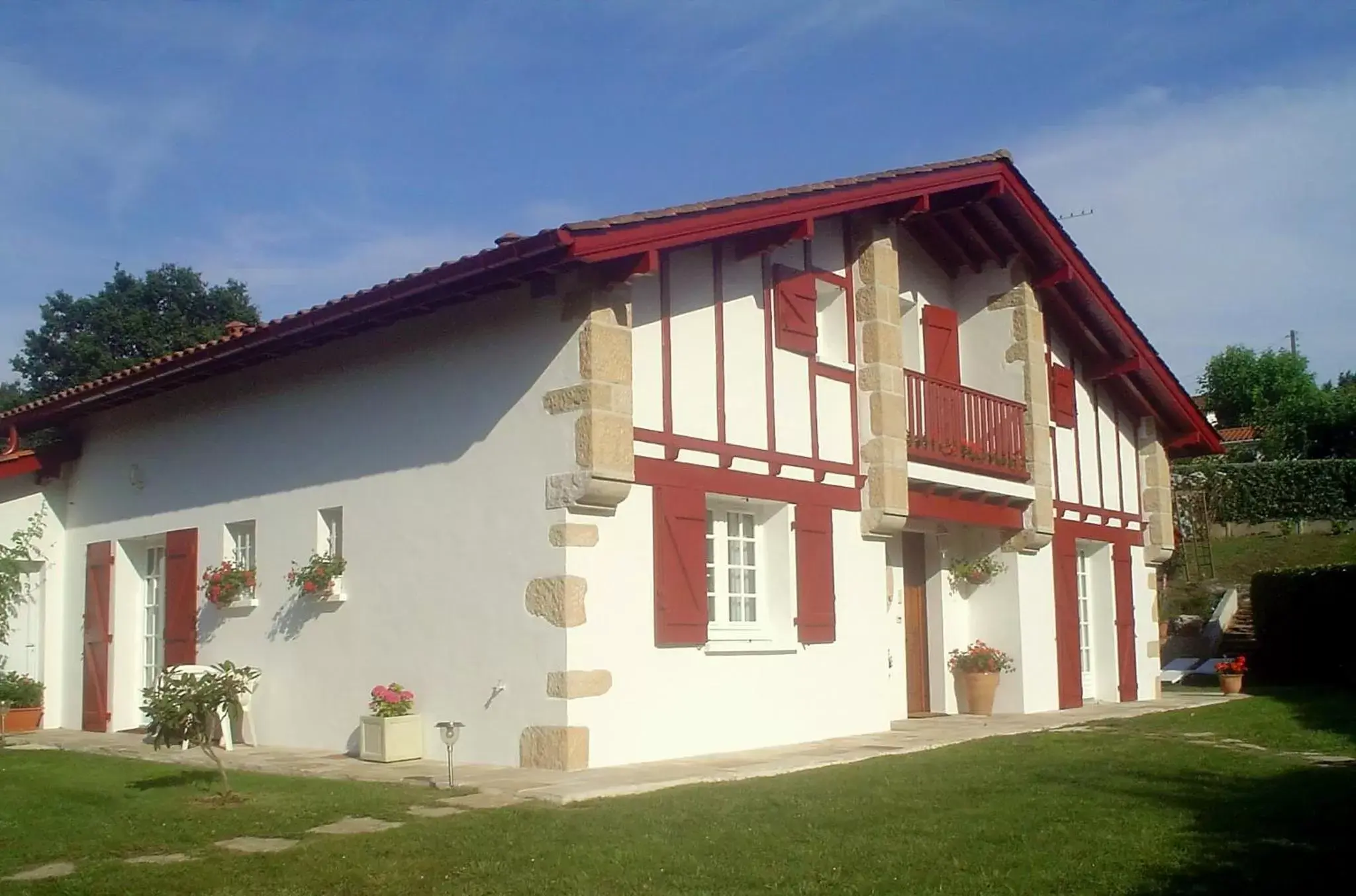 Facade/entrance, Property Building in Villa Les Hortensias B&B