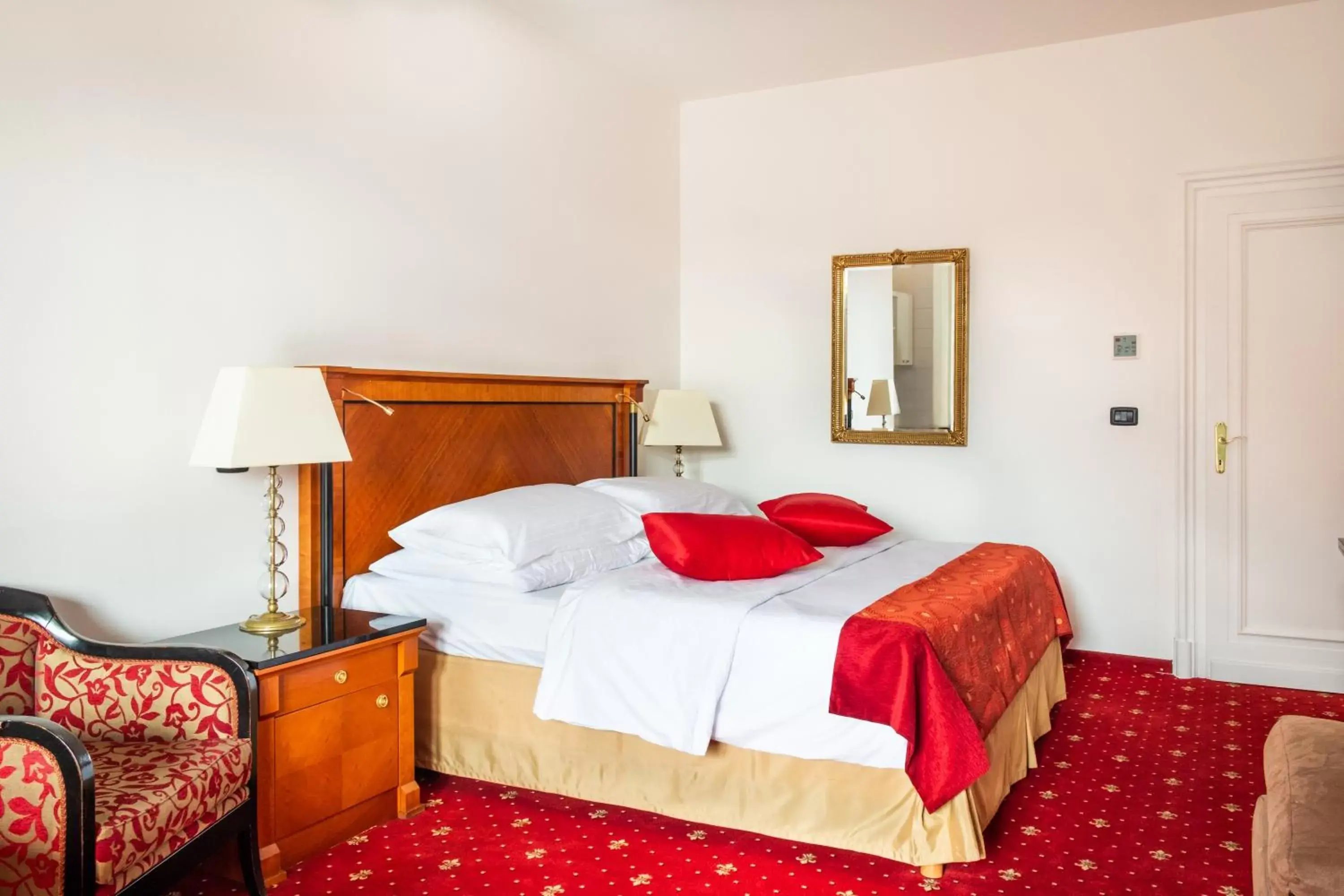 Seating area, Bed in Hotel Leon D´Oro