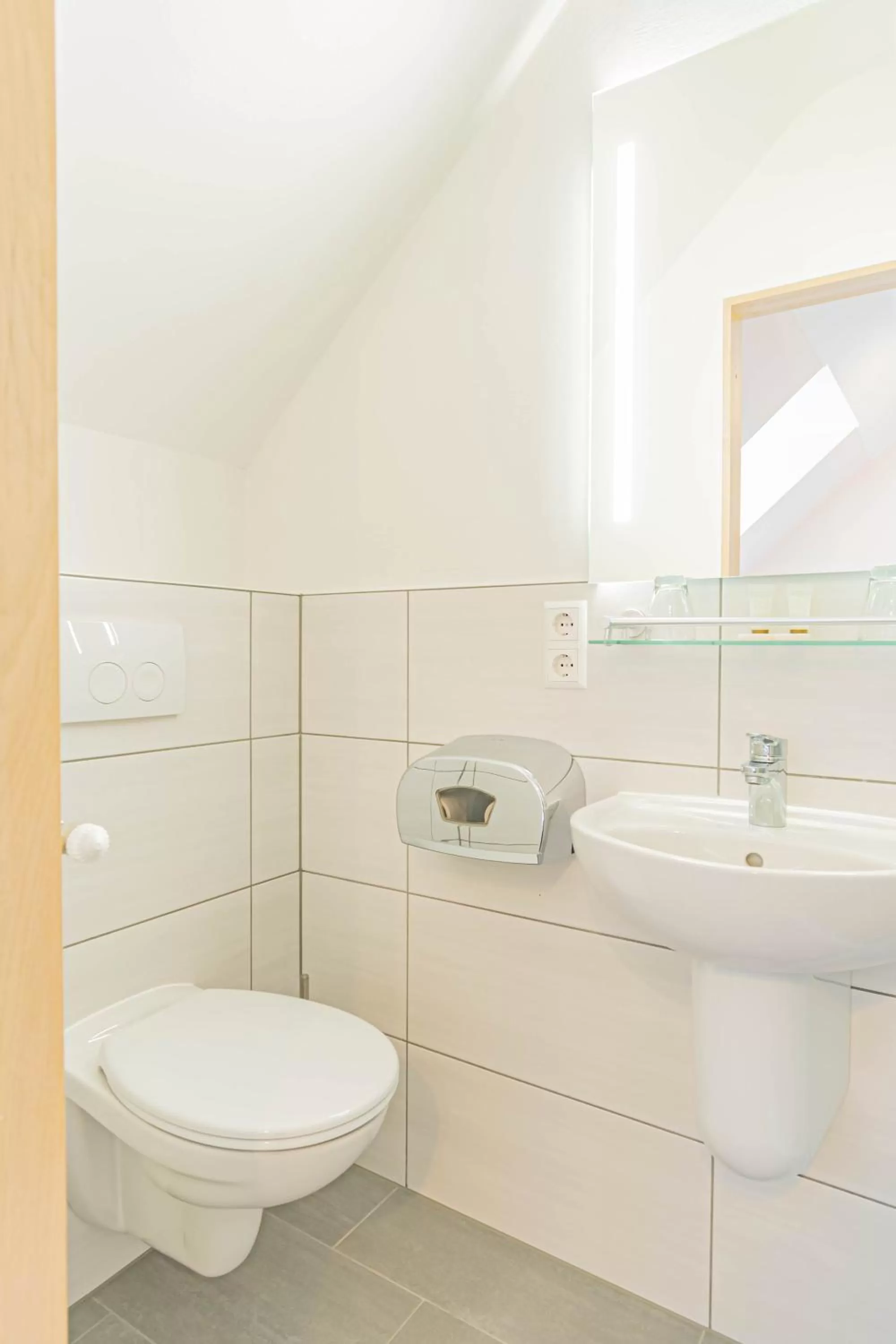 Toilet in Hotel Le Postillon