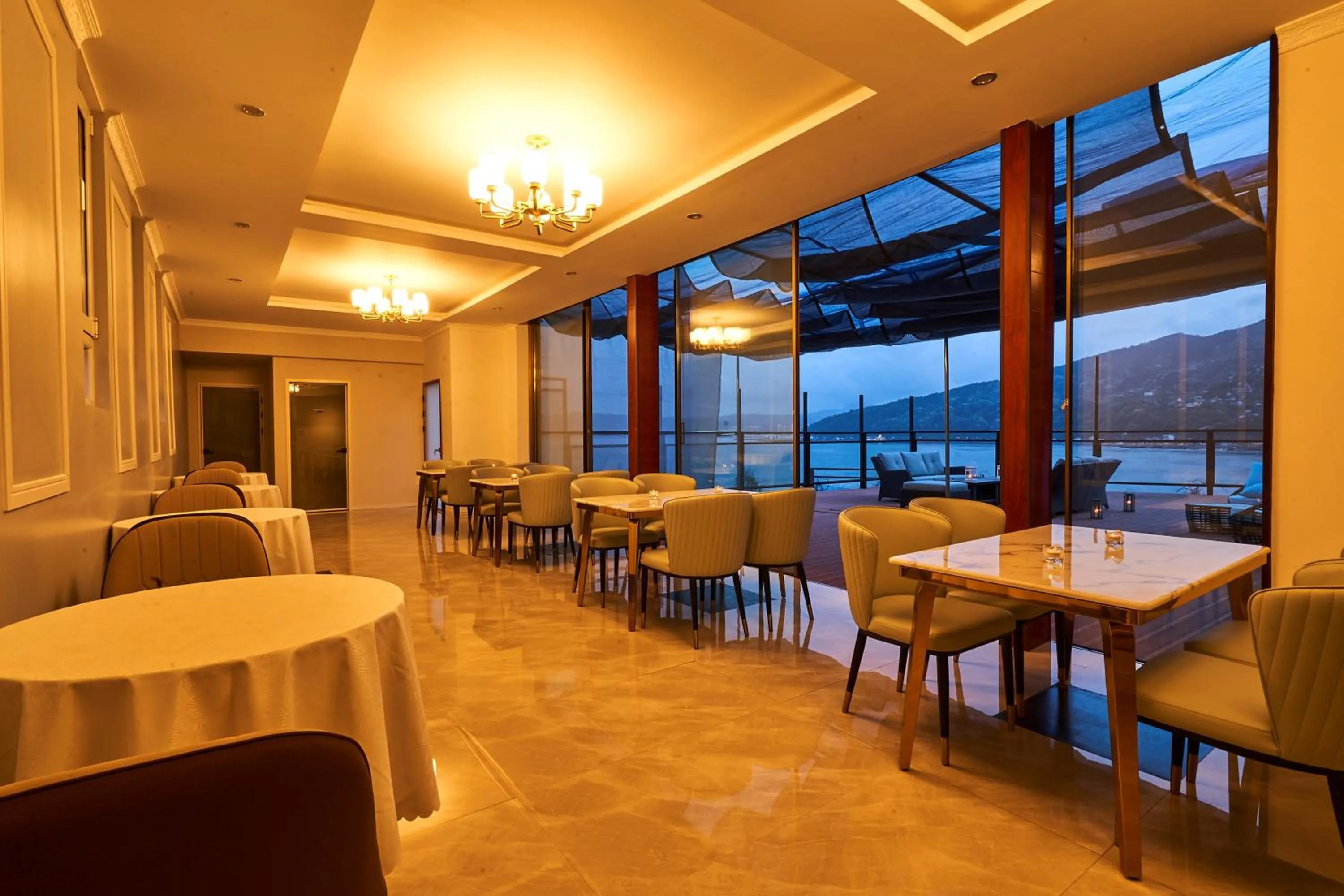 Restaurant/places to eat in HOTEL HIMALAYA SEA