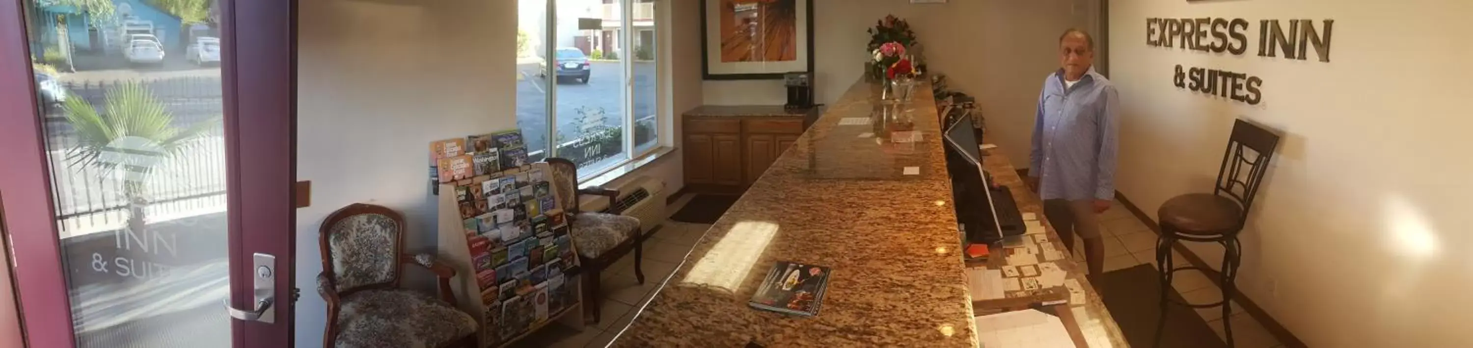 Facade/entrance in Express Inn & Suites Eugene Facade/entrance in Express Inn & Suites Eugene