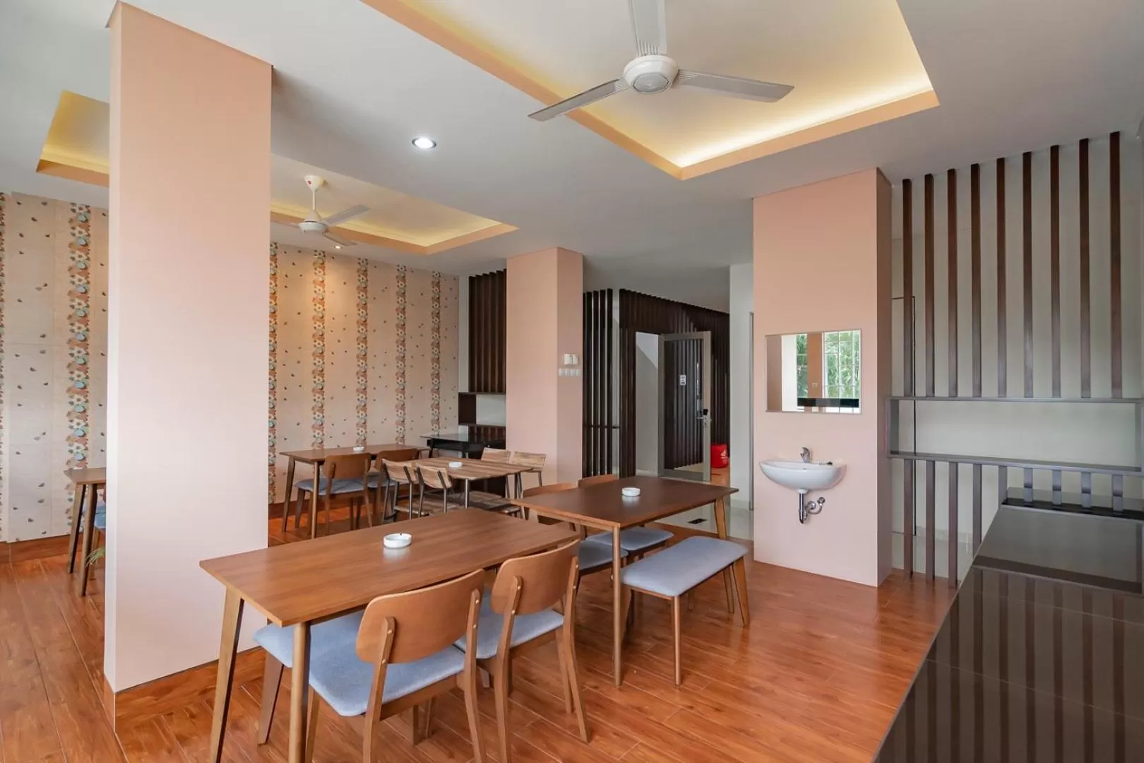 Restaurant/places to eat in RedDoorz Plus @ Cirebon City Center