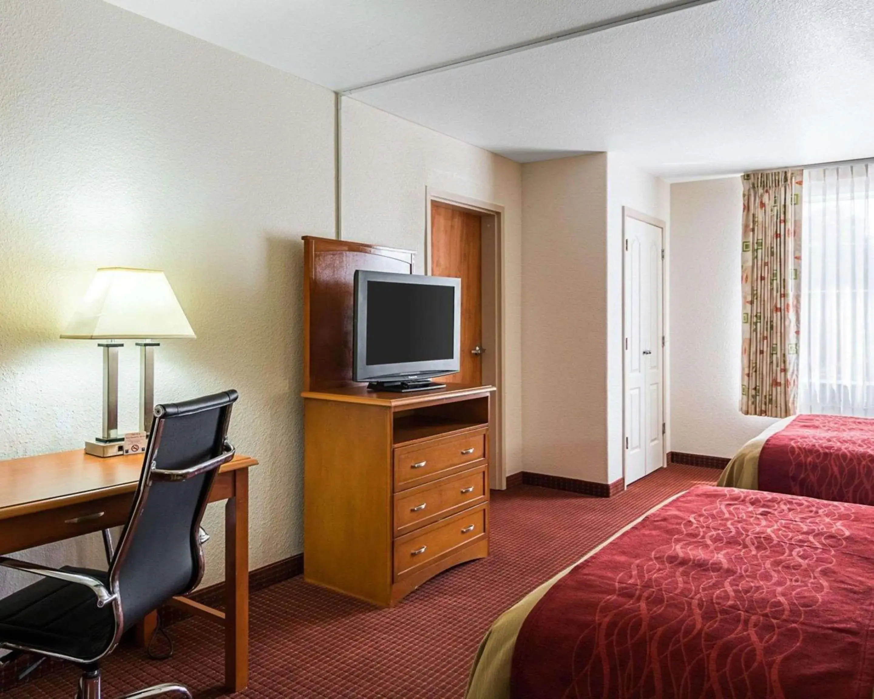 Photo of the whole room, TV/Entertainment Center in Comfort Inn & Suites Chesapeake - Portsmouth