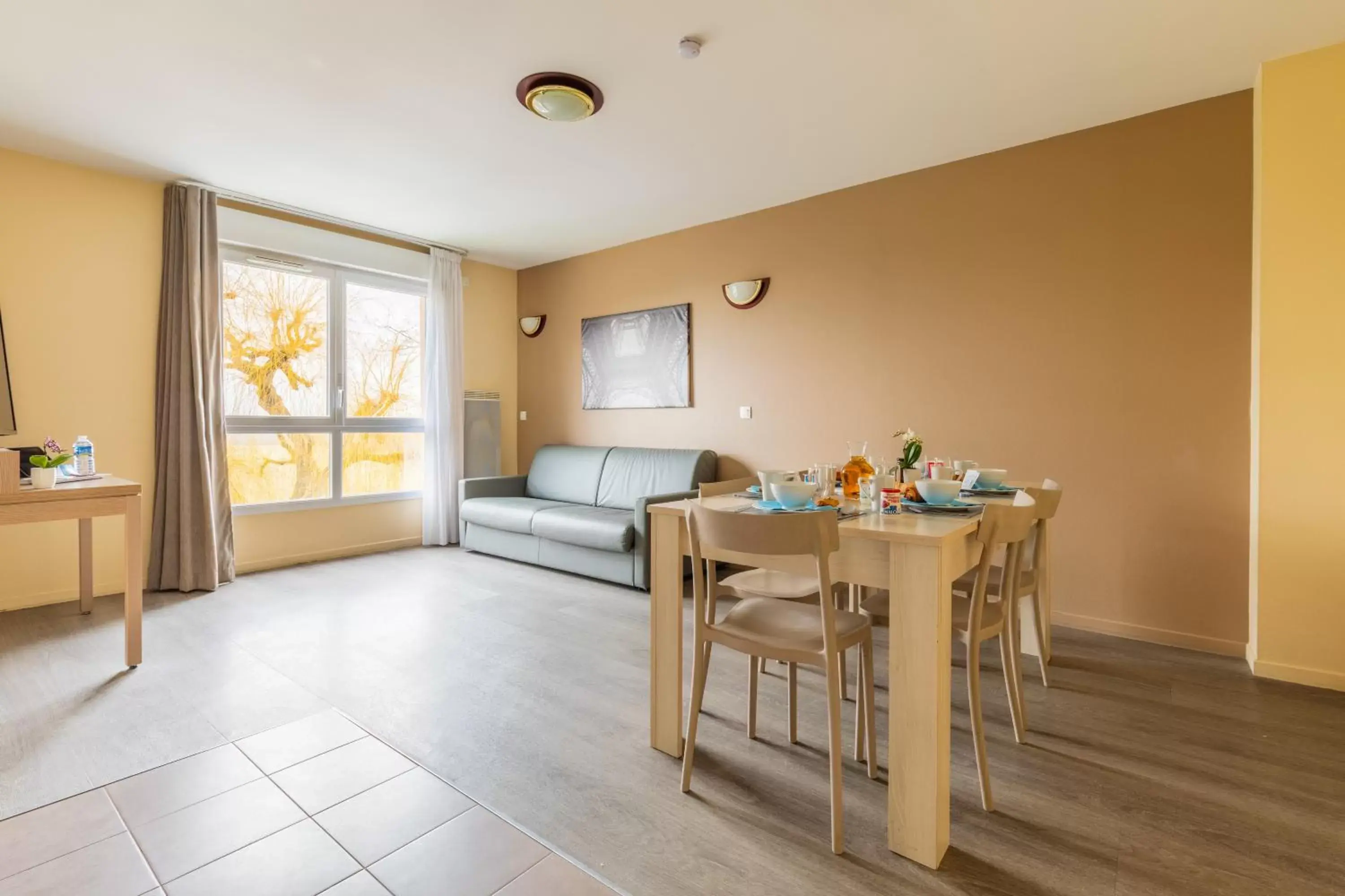 TV and multimedia, Dining Area in Zenitude Hôtel-Résidences Magny-les-Hameaux