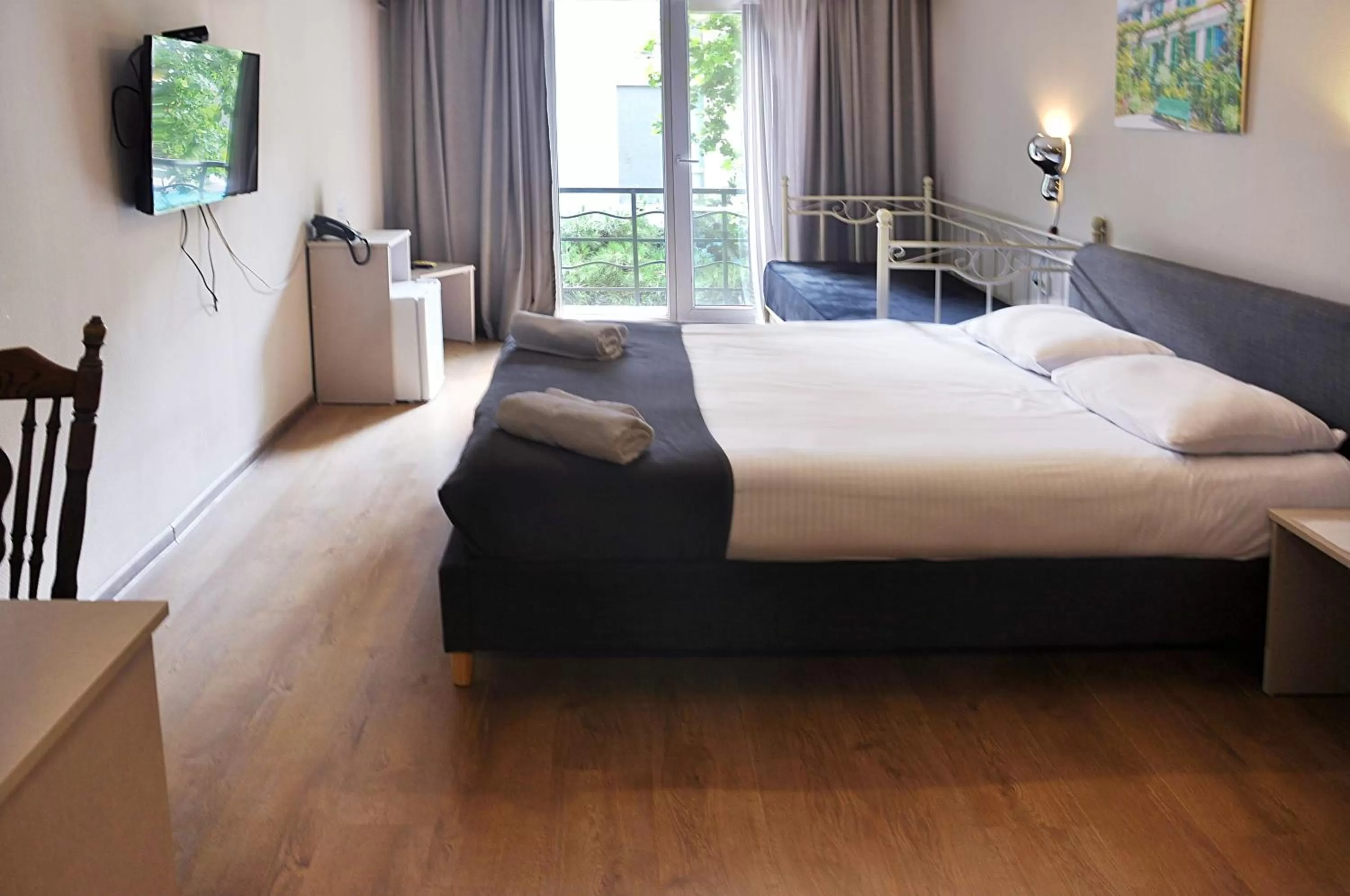 Bed in Art Hotel Claude Monet