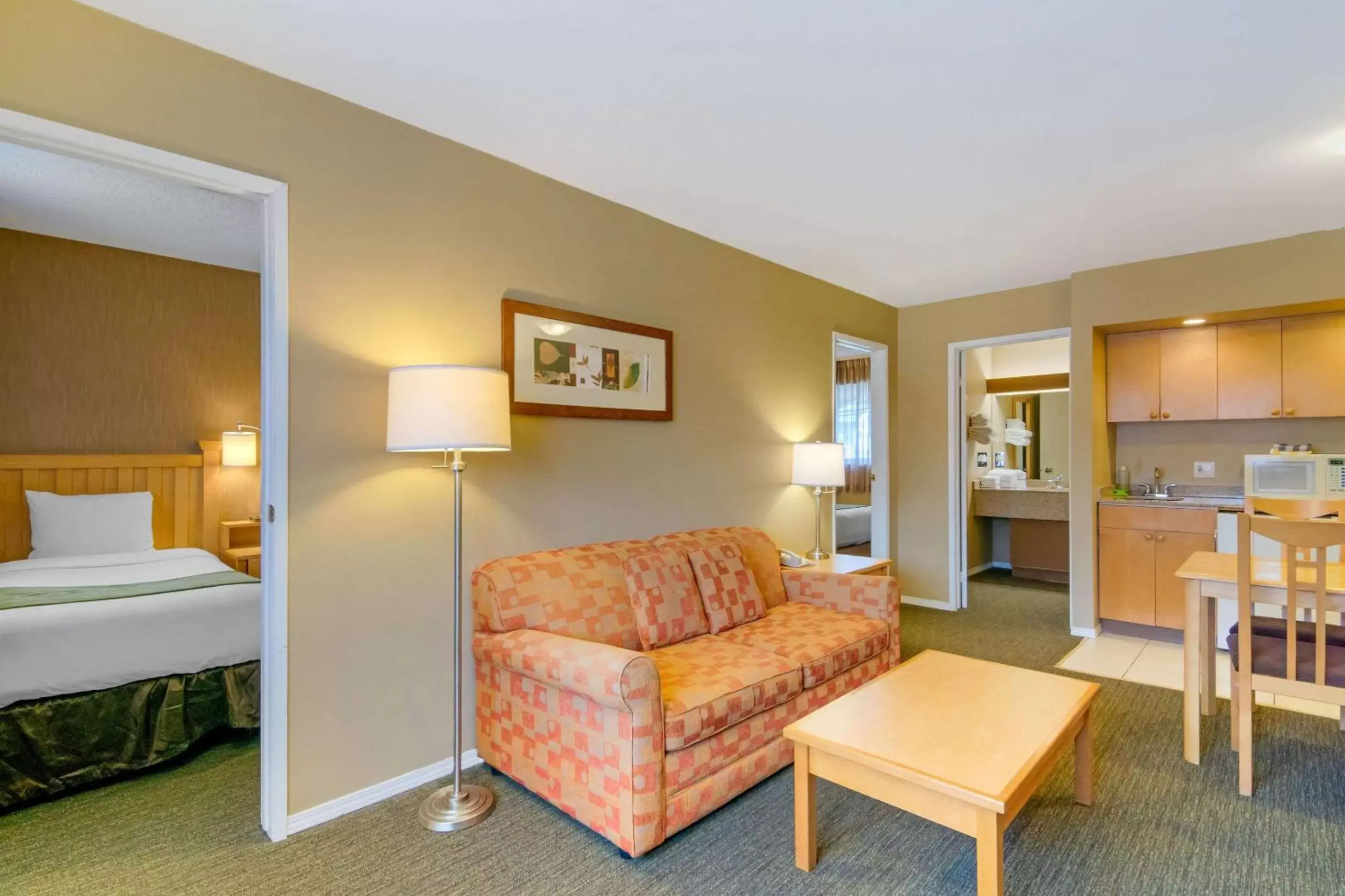 Bedroom, Seating Area in Econo Lodge Inn & Suites - North Vancouver