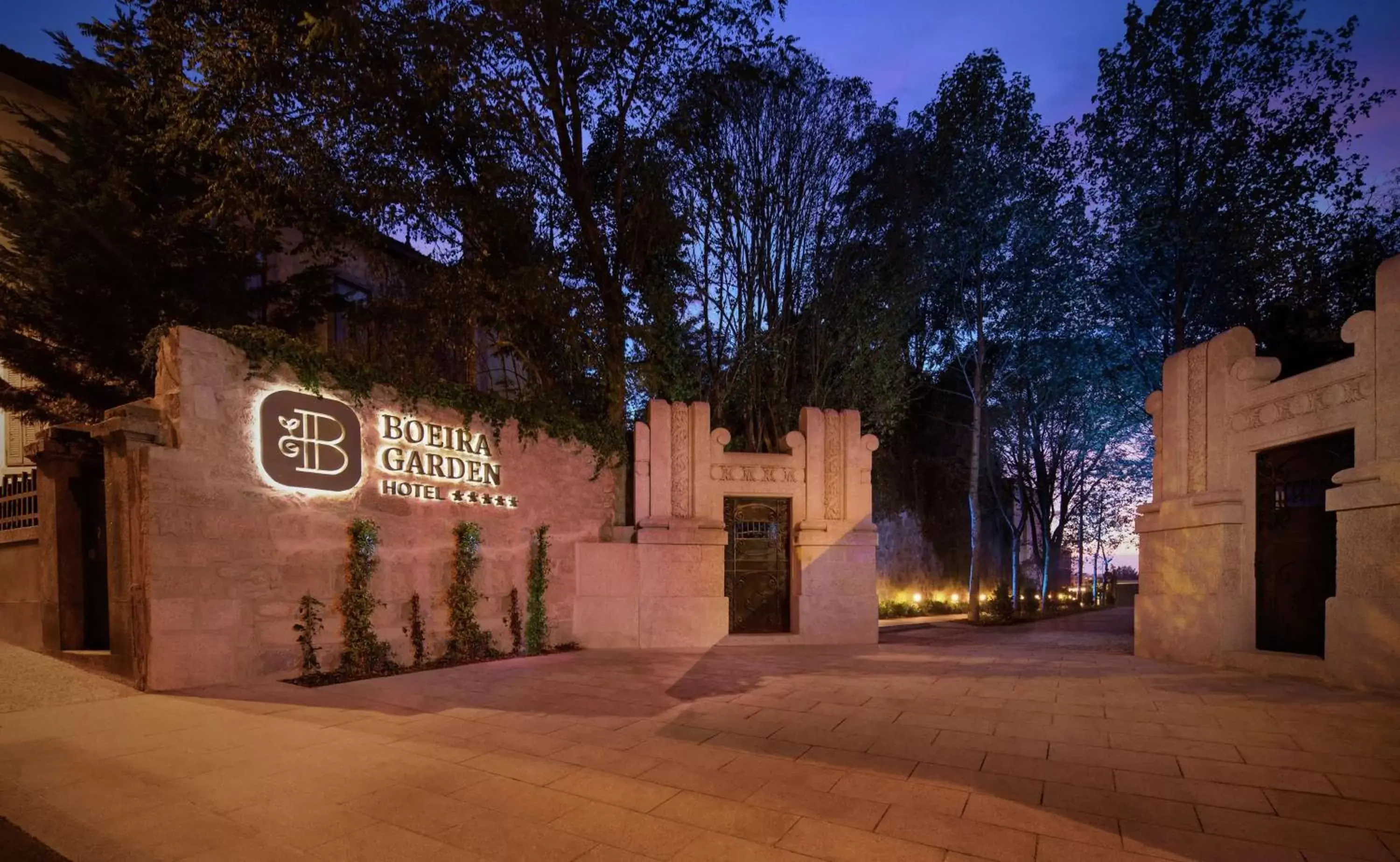 Property Building in Boeira Garden Hotel Porto Gaia, Curio Collection by Hilton