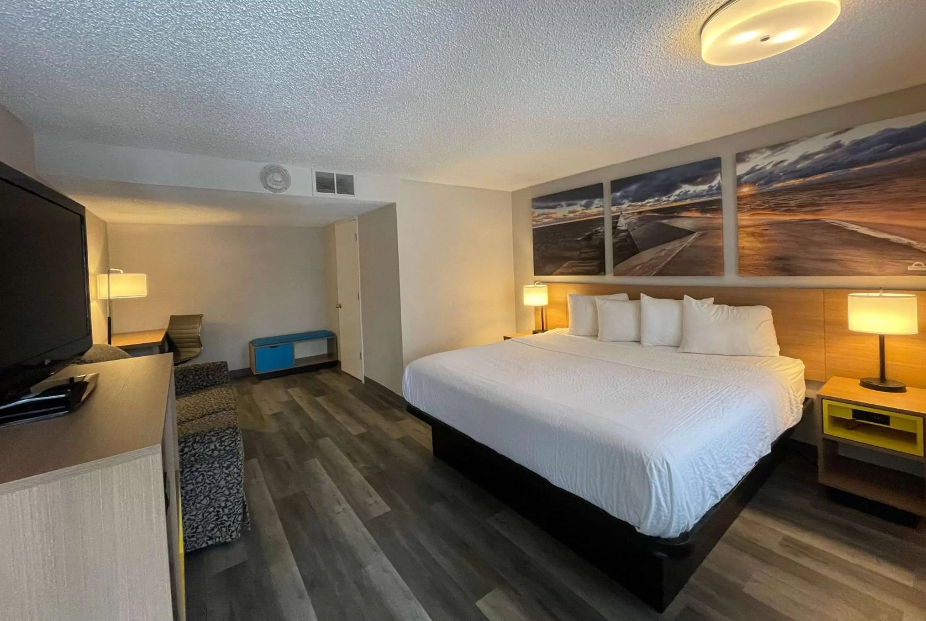 Photo of the whole room, Bed in Days Inn and Suites by Wyndham Port Huron