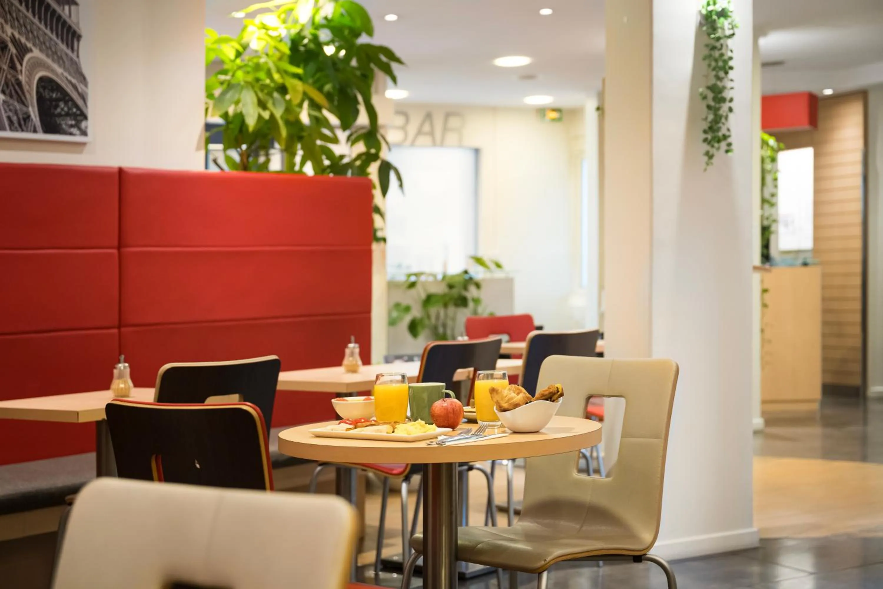 Restaurant/places to eat in ibis Paris Gare de Lyon Reuilly