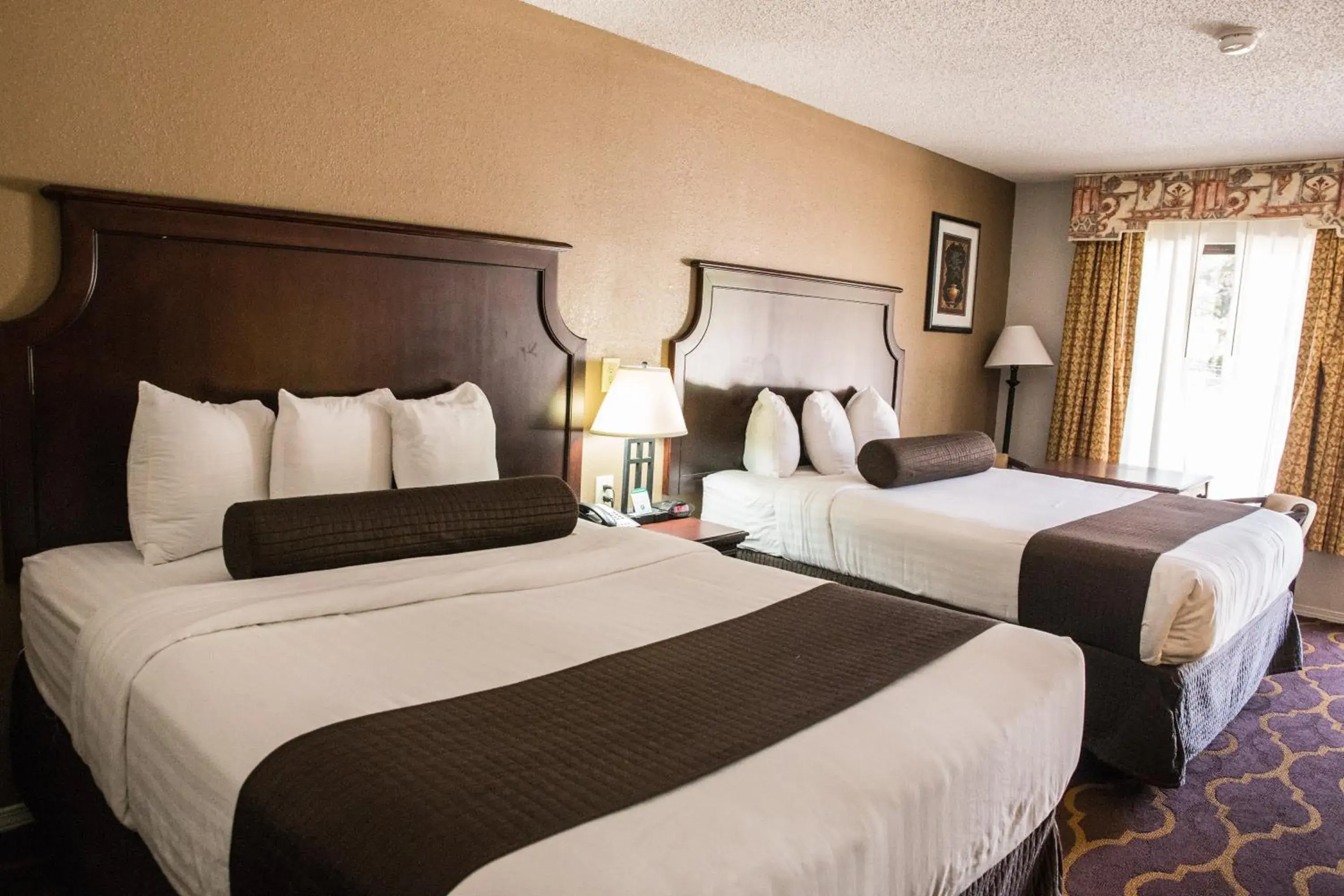 Bed in Mockingbird Inn & Suites