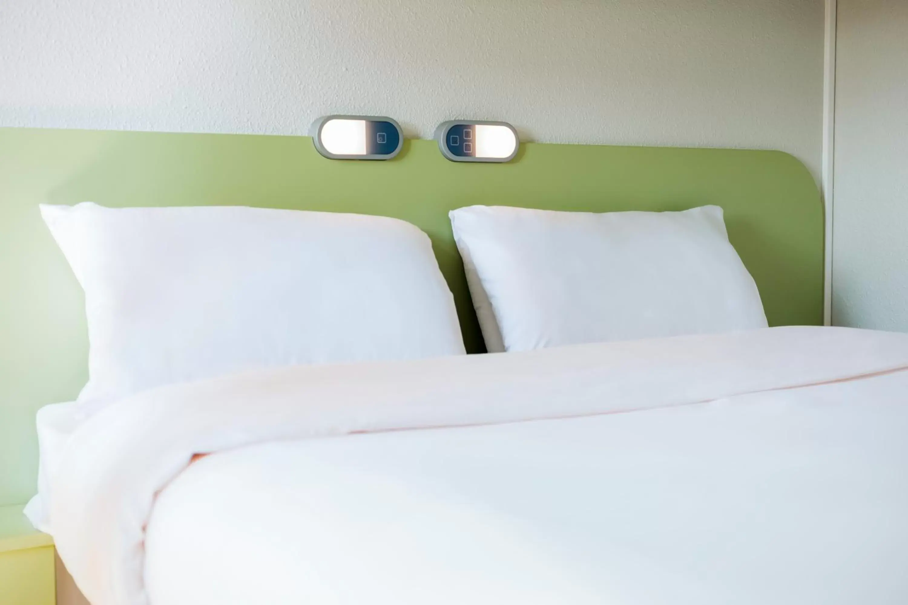 Bedroom, Bed in Ibis Budget Clermont Ferrand - Le Brezet - Aeroport Bedroom, Bed in Ibis Budget Clermont Ferrand - Le Brezet - Aeroport