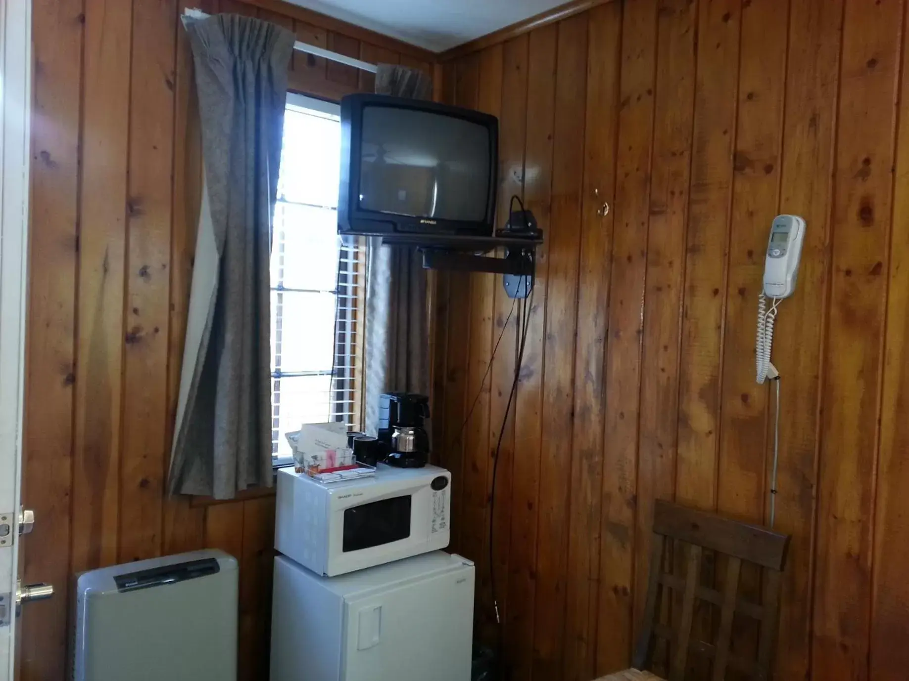 TV and multimedia, Kitchen/Kitchenette in Canyon Motel