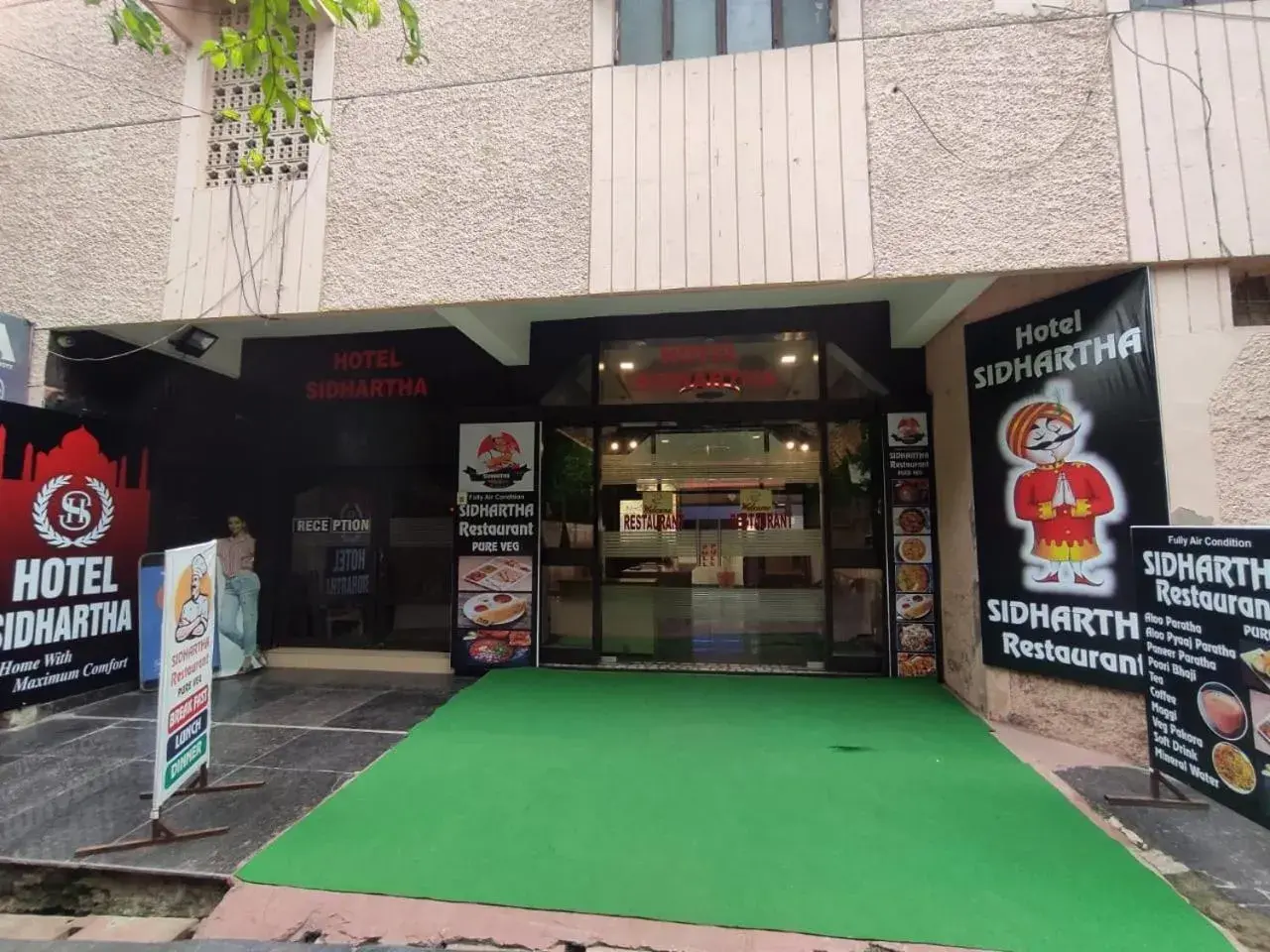 Facade/entrance in HOTEL SIDHARTHA (600 meters from Taj Mahal)