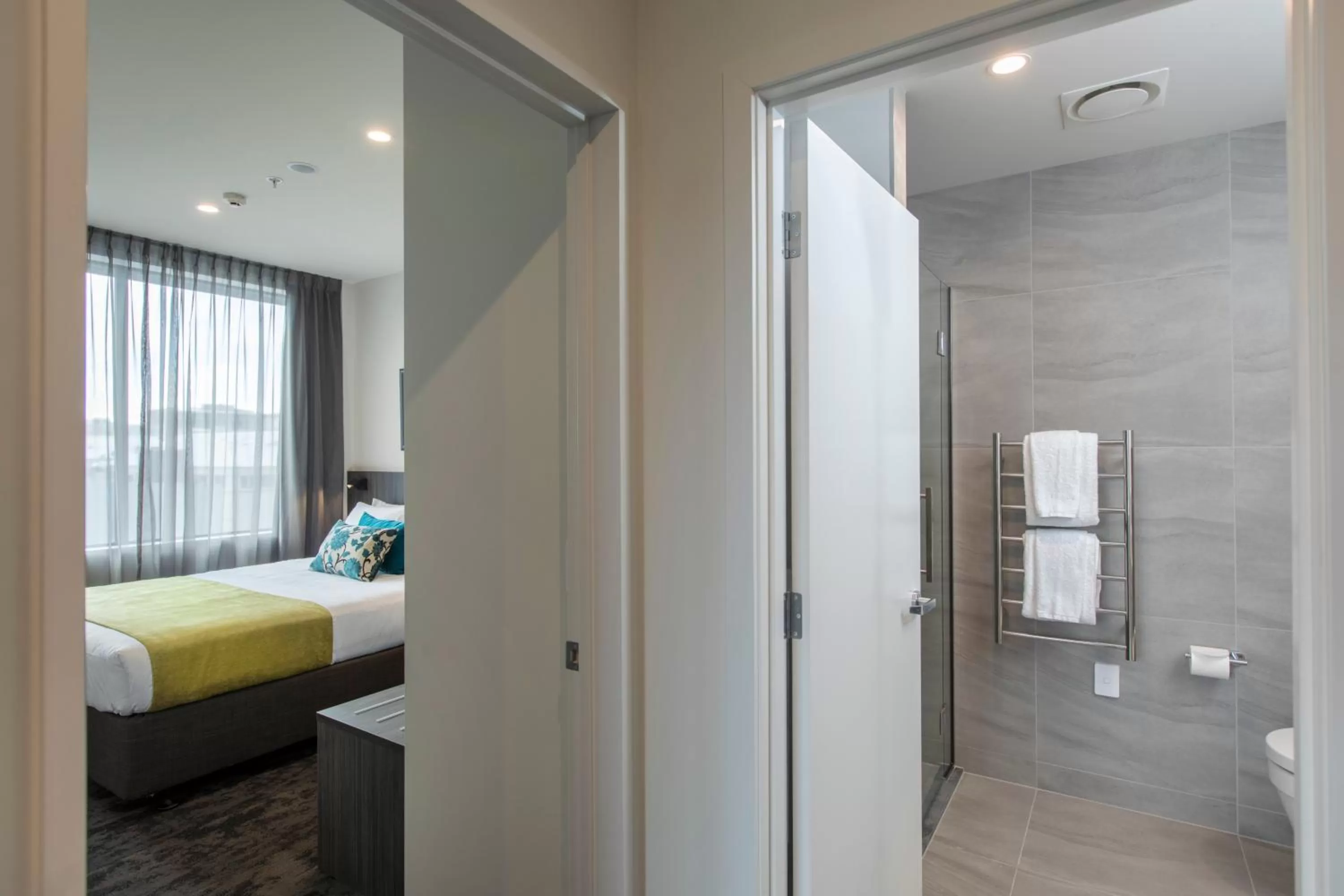 Shower, Bed in Quest on Manchester Serviced Apartments
