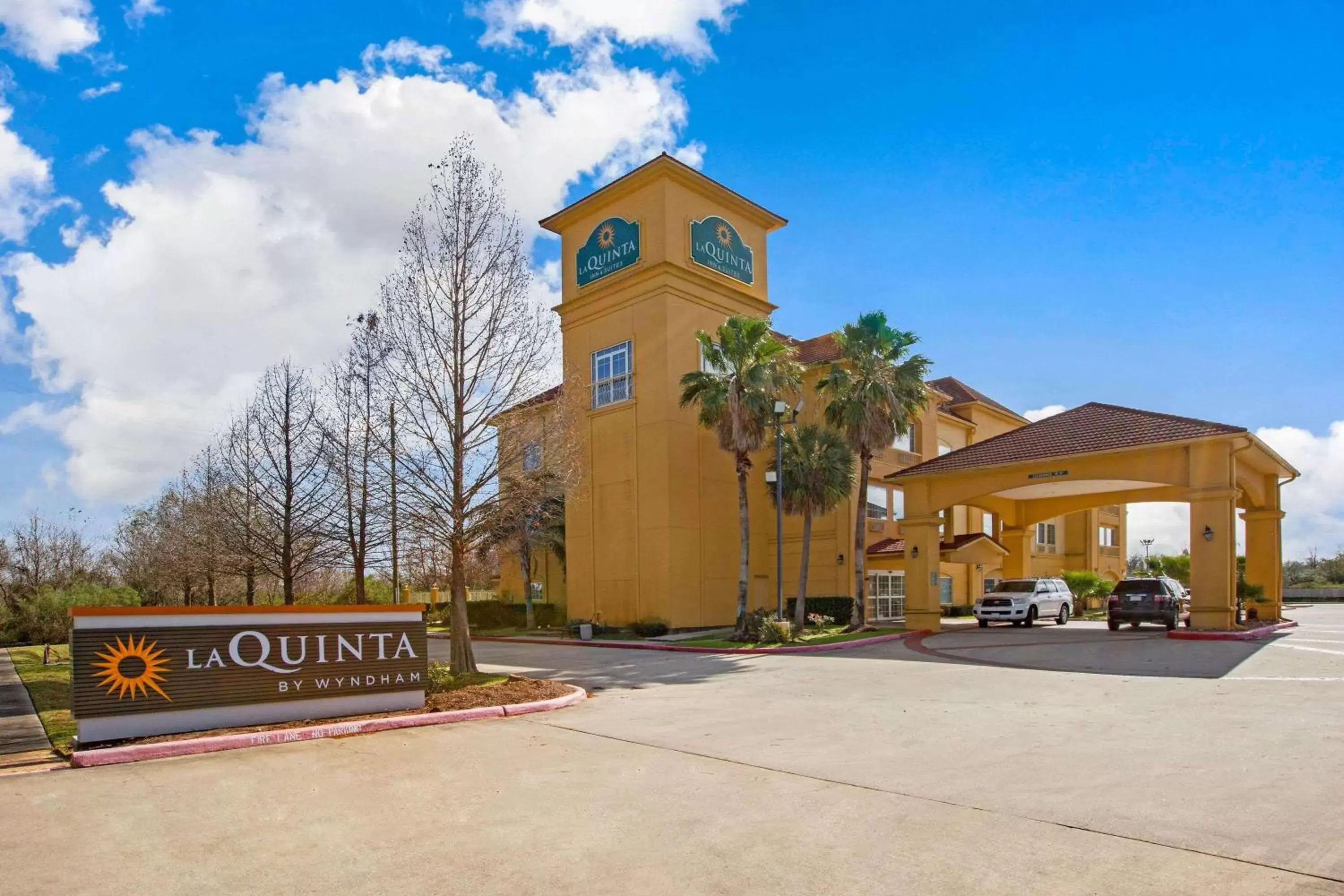 Property building in La Quinta by Wyndham Pearland Property building in La Quinta by Wyndham Pearland