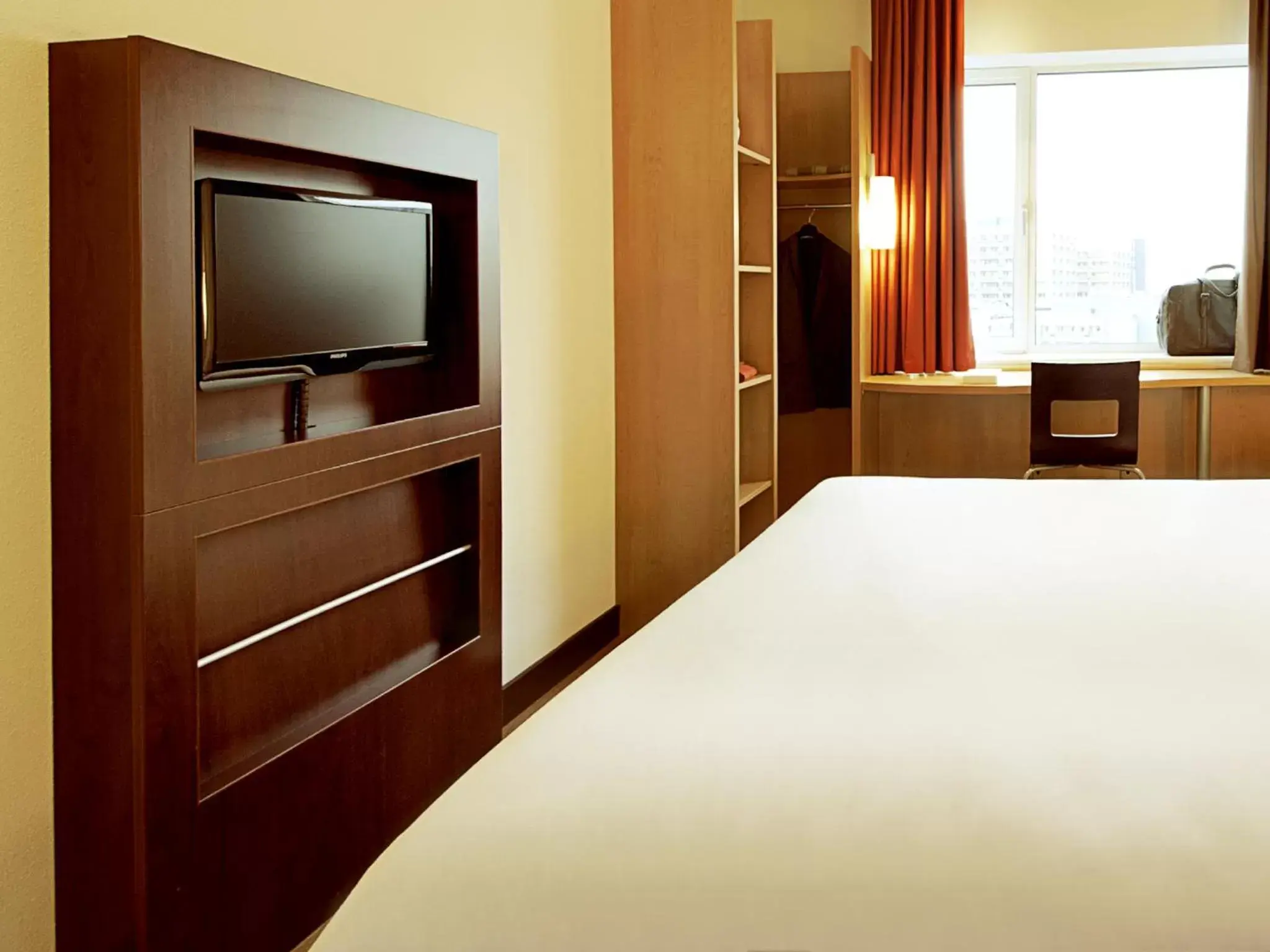 Bed, TV/Entertainment Center in Hotel ibis Braga