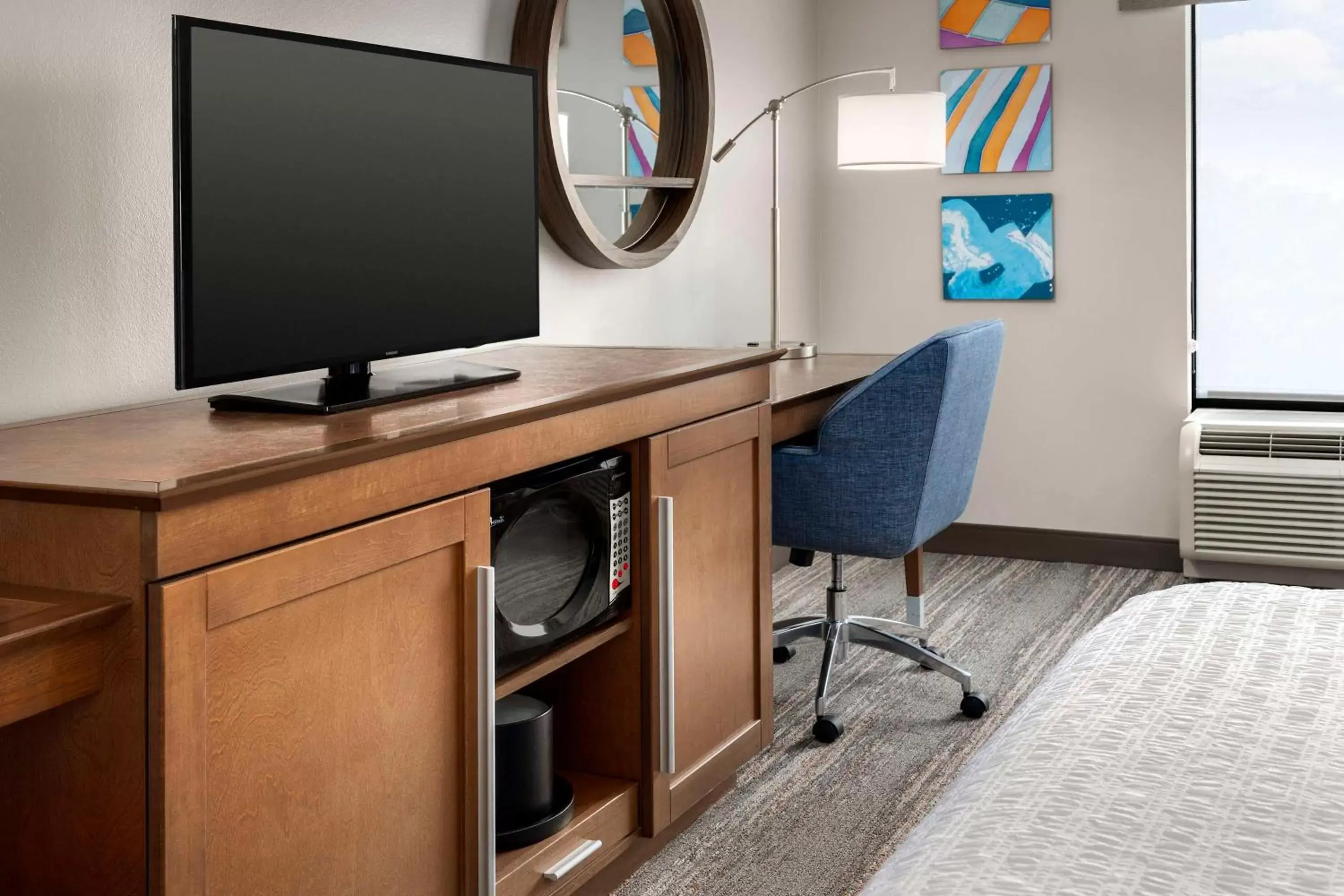 Bedroom, TV/Entertainment Center in Hampton Inn & Suites at Lake Mary Colonial Townpark