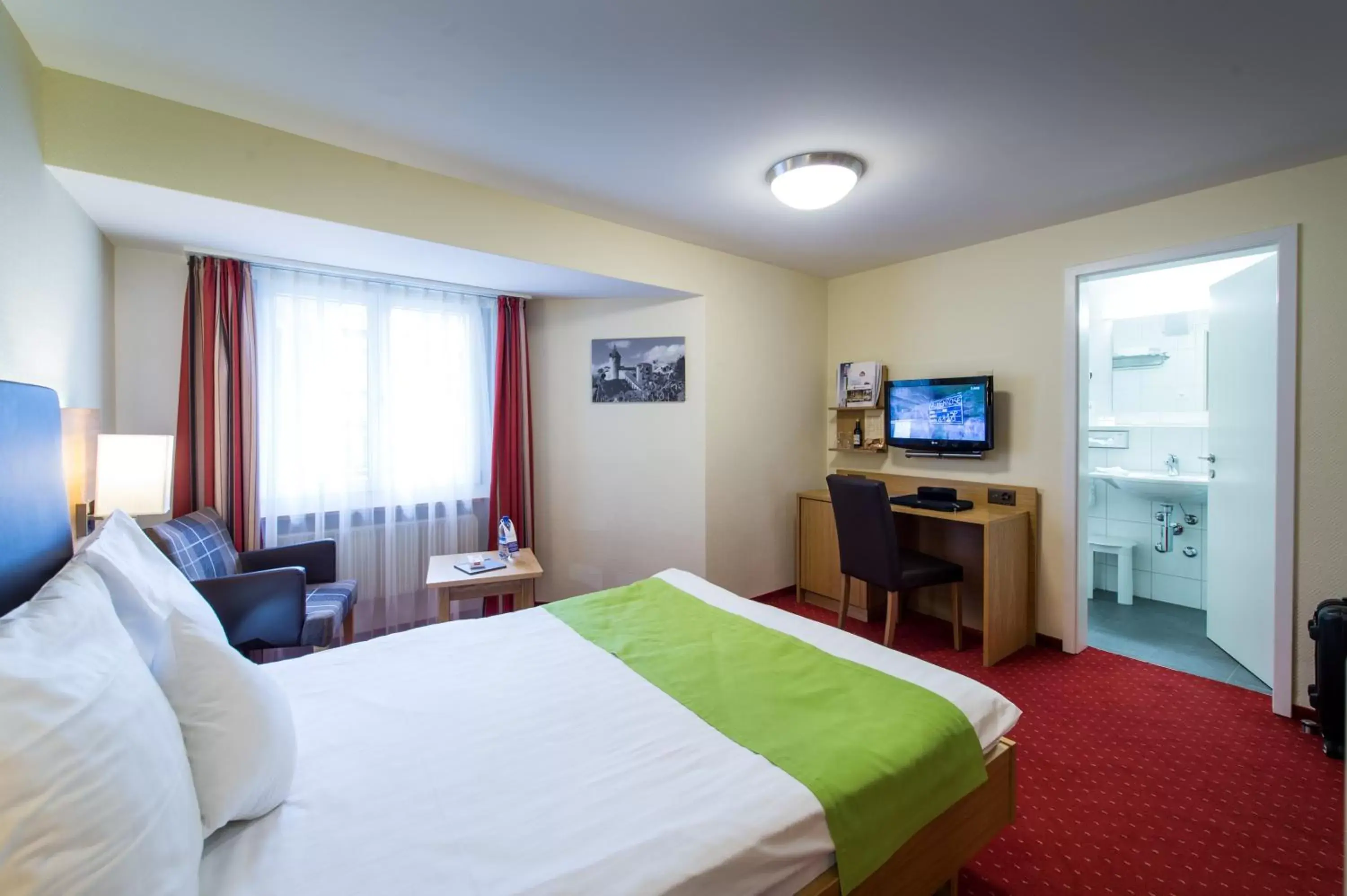 Photo of the whole room, Bed in Best Western Plus Hotel Bahnhof