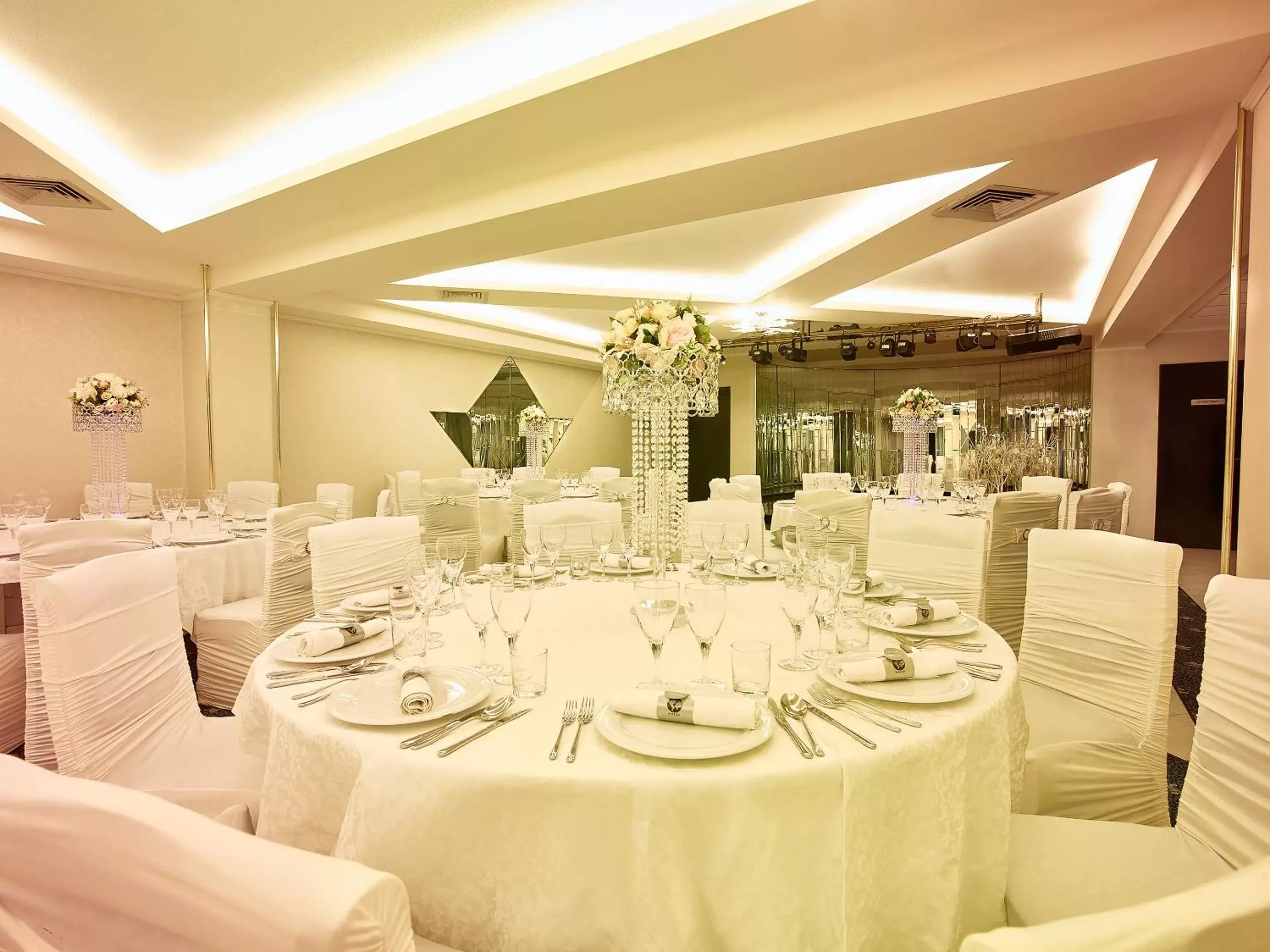 Restaurant/places to eat, Banquet Facilities in Continental Forum Oradea