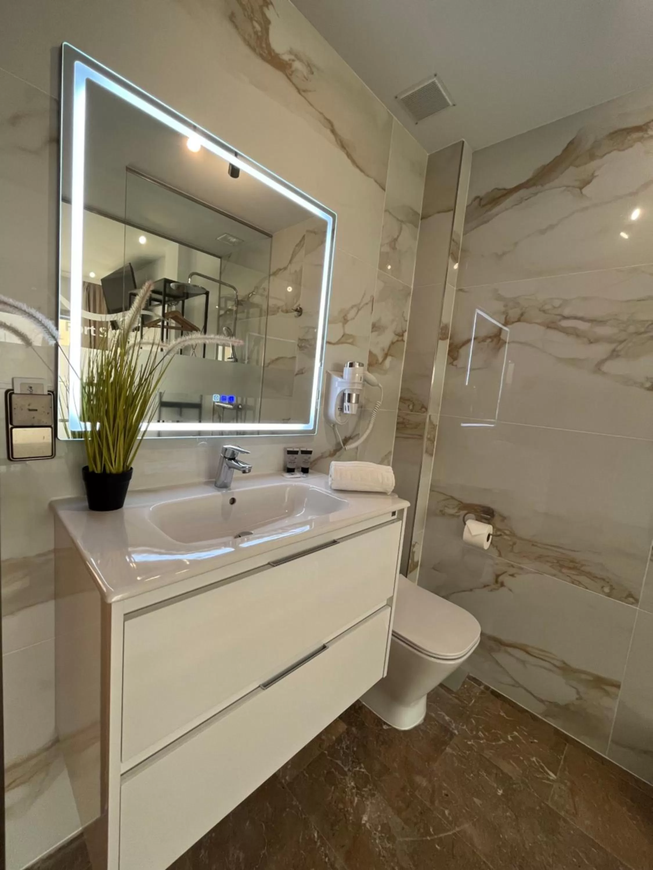 Bathroom in Hotel Port Sitges