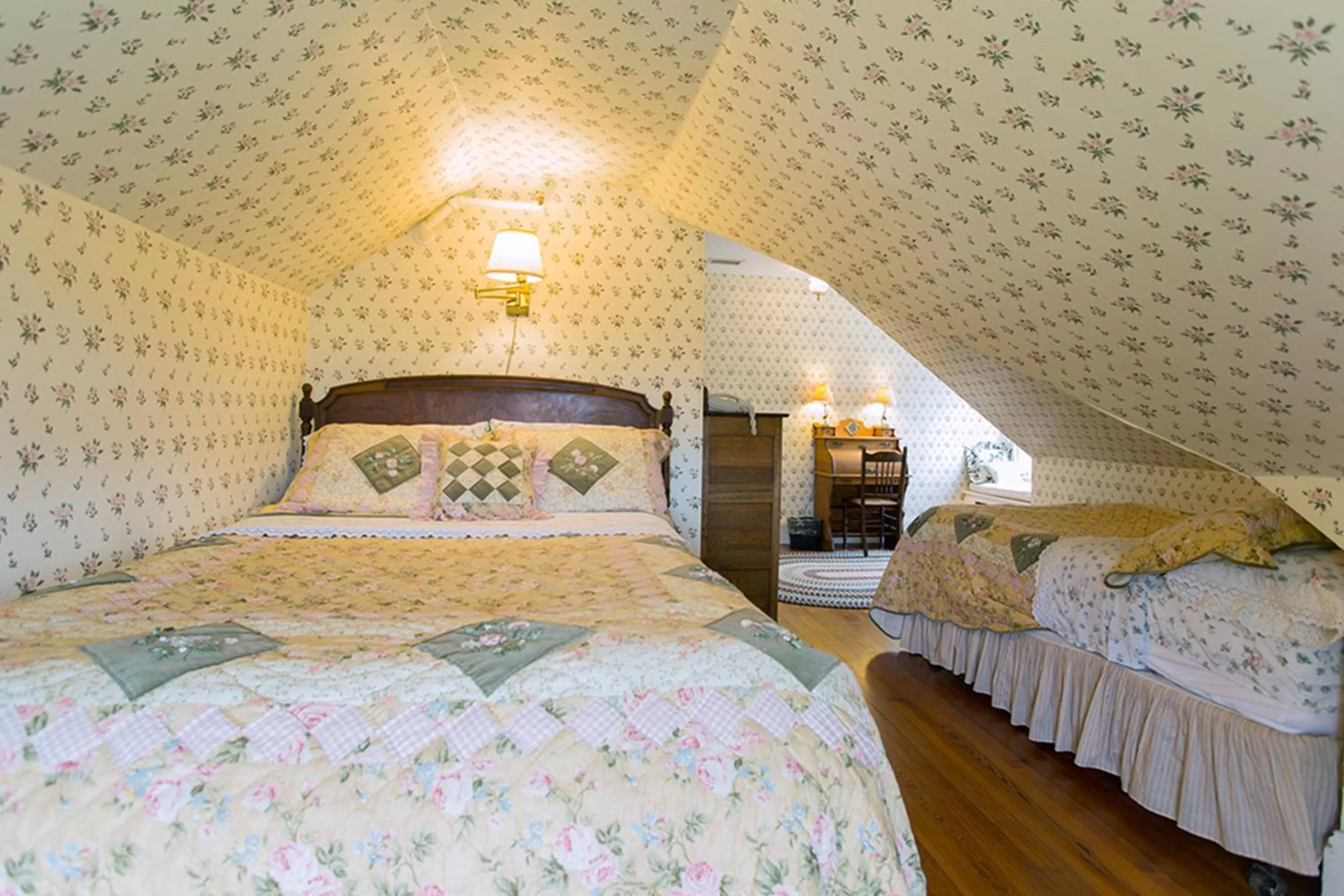 Arlo’s Suite, 2 Bedrooms, 1 Queen Bed, 2 Double Beds in Apple Tree Inn