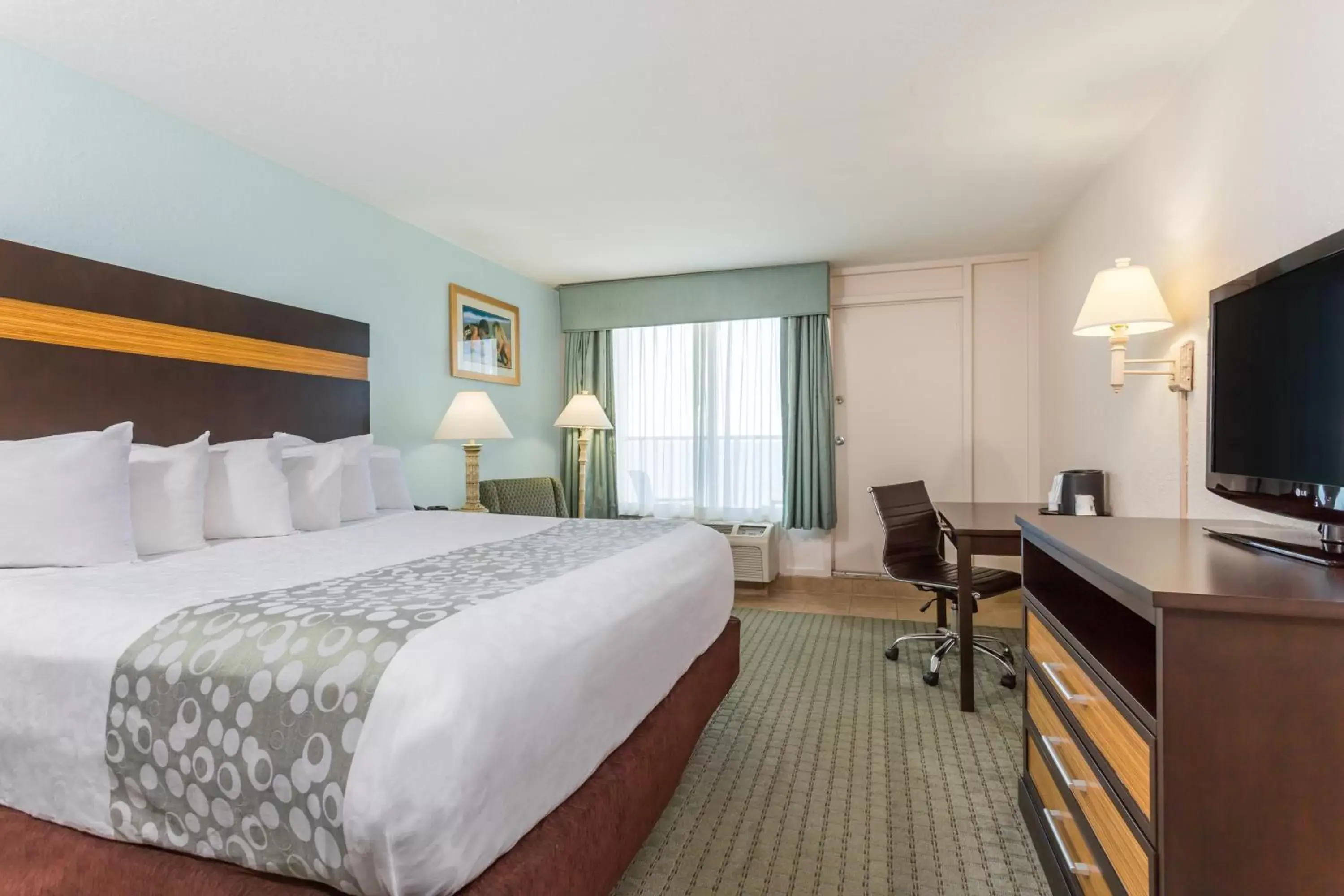 Bed in Ramada Plaza by Wyndham Nags Head Oceanfront