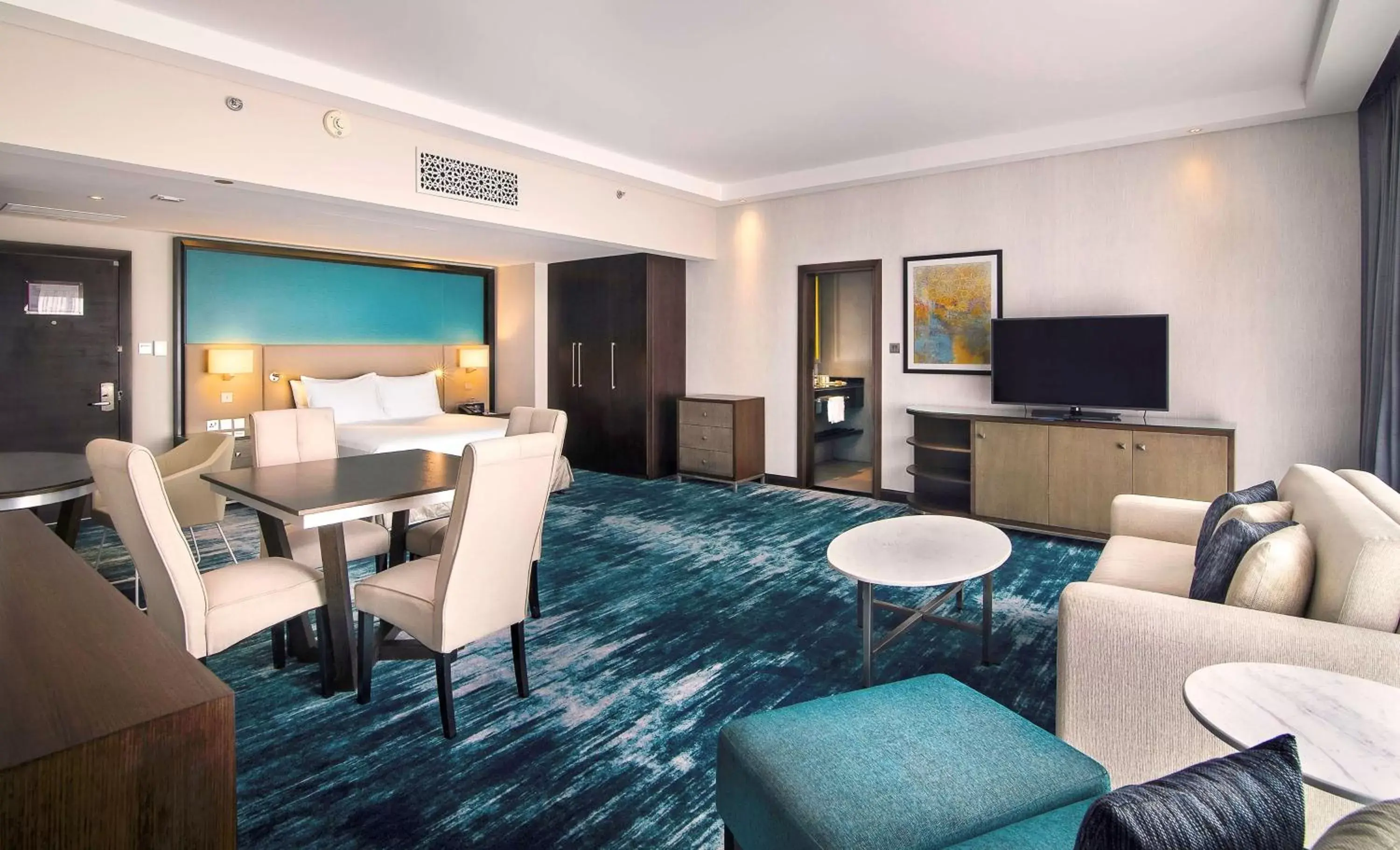 TV and multimedia, Seating Area in Radisson Blu Hotel & Resort, Al Ain