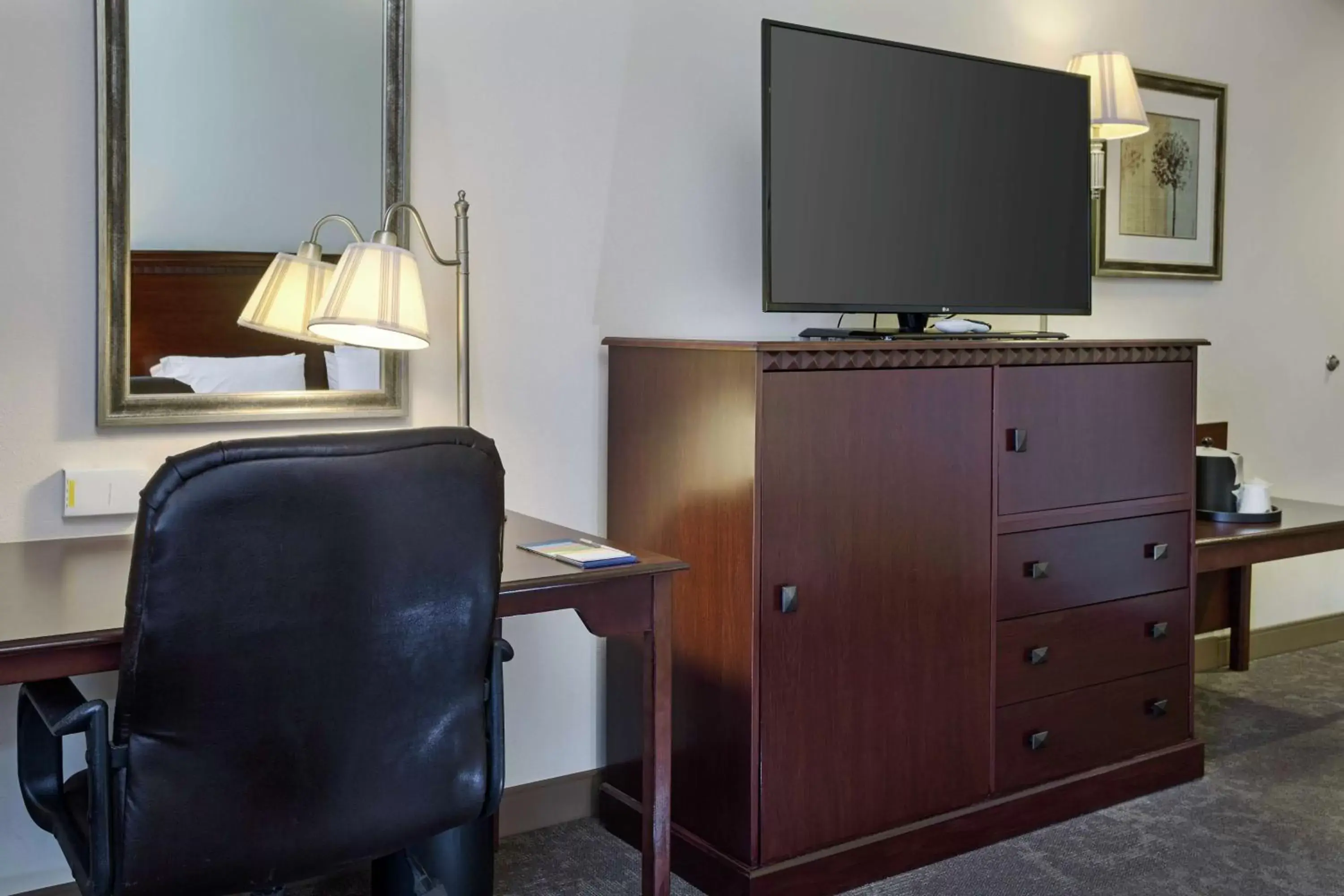 Bedroom, TV/Entertainment Center in Hampton Inn & Suites Prescott Valley