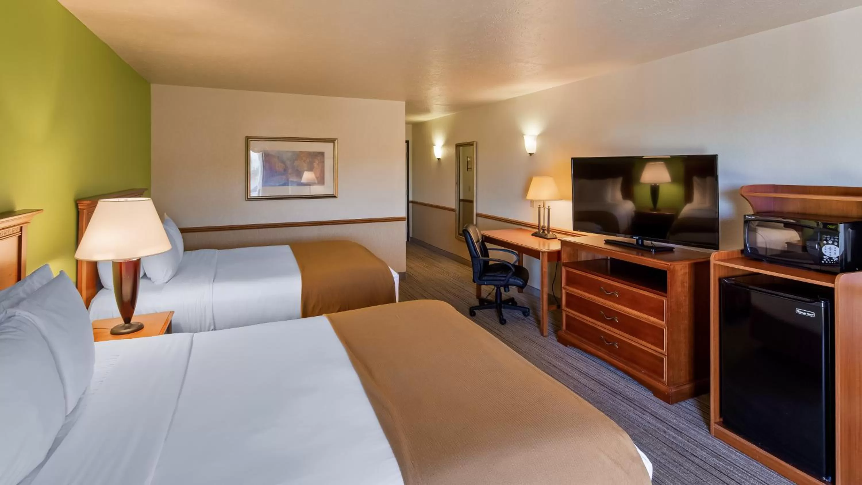 TV and multimedia, Bed in Apple Tree Inn; SureStay Collection by Best Western
