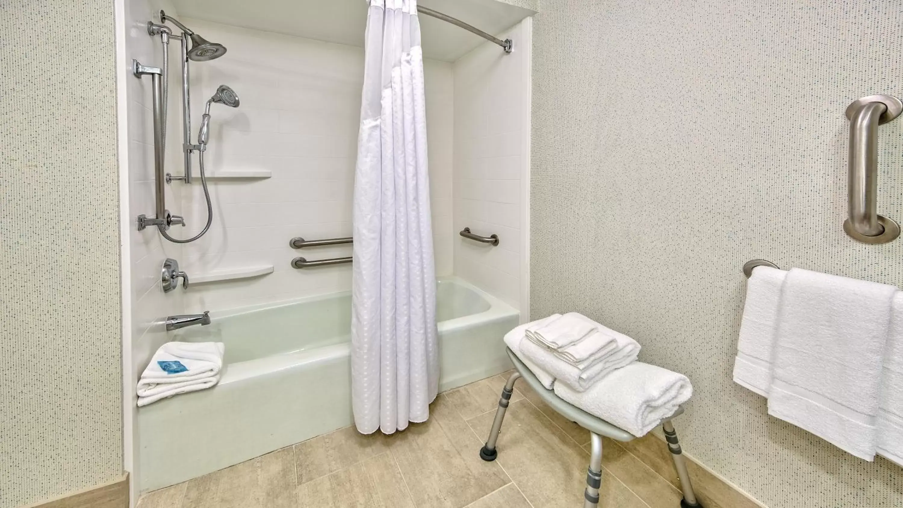 Photo of the whole room, Bathroom in Holiday Inn Express Memphis Medical Center - Midtown, an IHG Hotel
