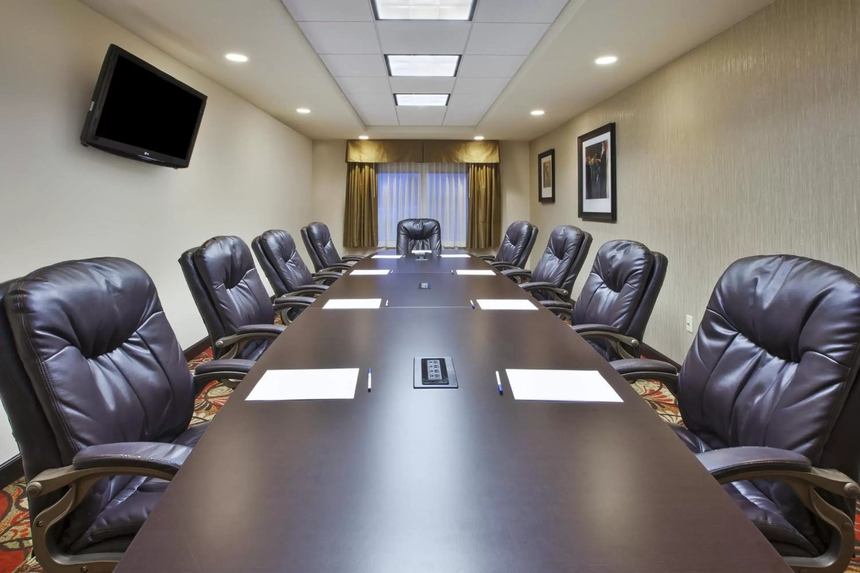 Meeting/conference room in Holiday Inn Express and Suites Wheeling, an IHG Hotel