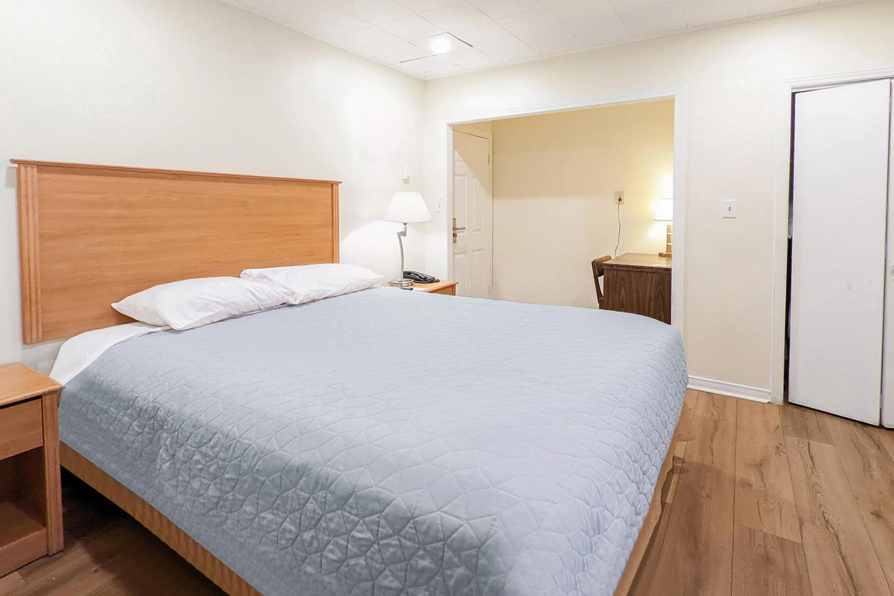 Bedroom, Bed in First Canada Hotel Cornwall Hwy 401 ON