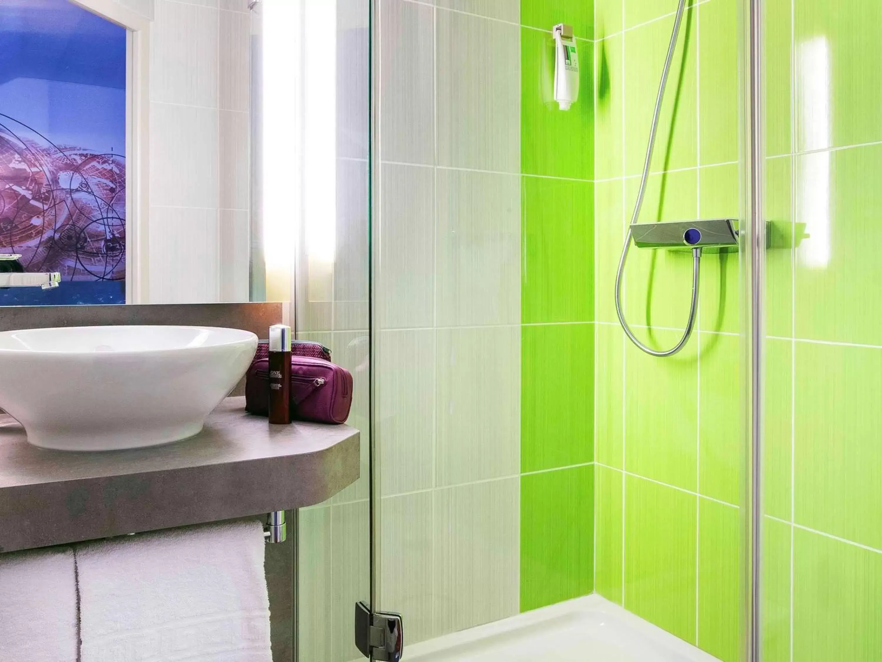 Photo of the whole room, Bathroom in ibis Styles Clermont-Ferrand Aéroport