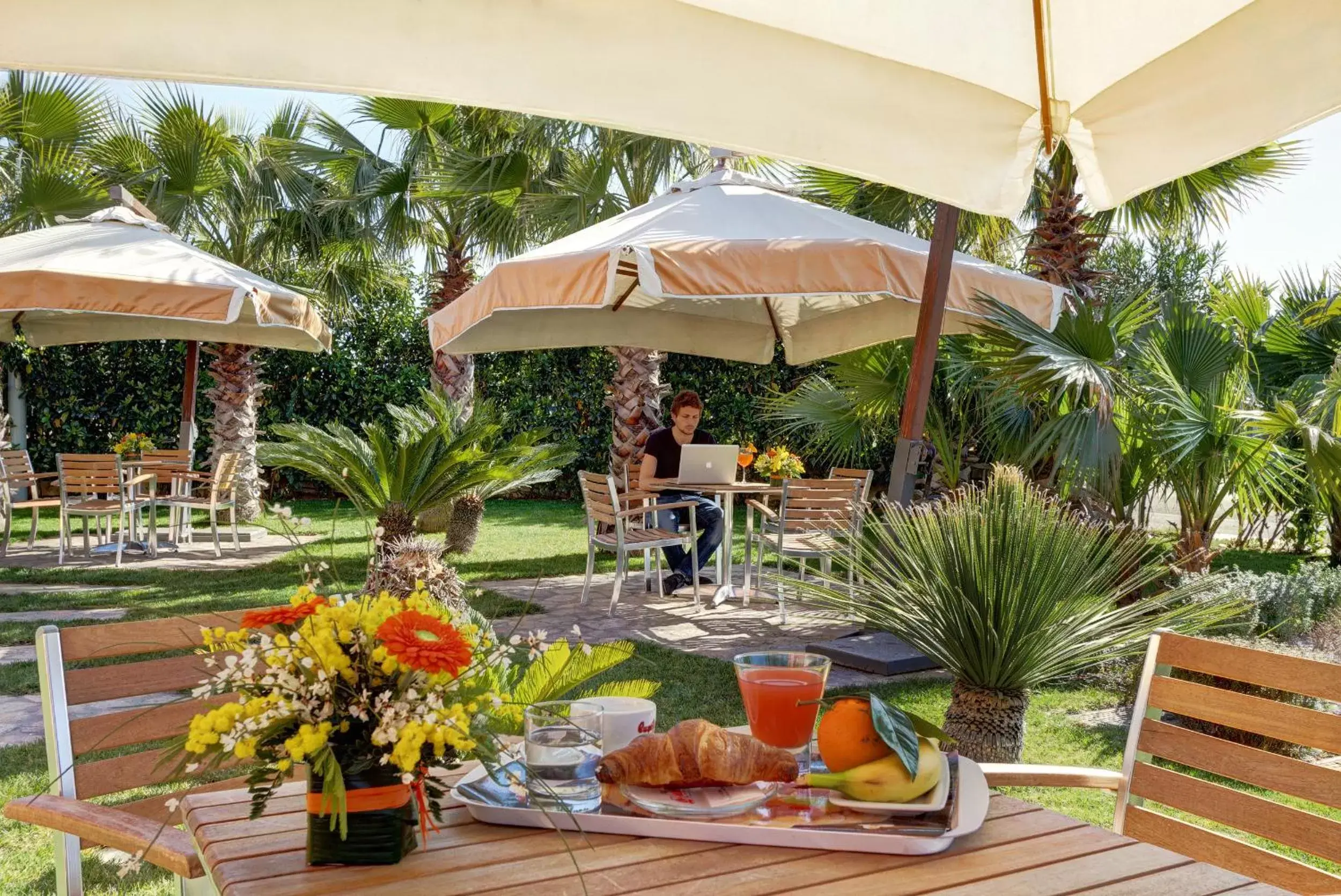 Garden, Restaurant/Places to Eat in Hotel Ghalà