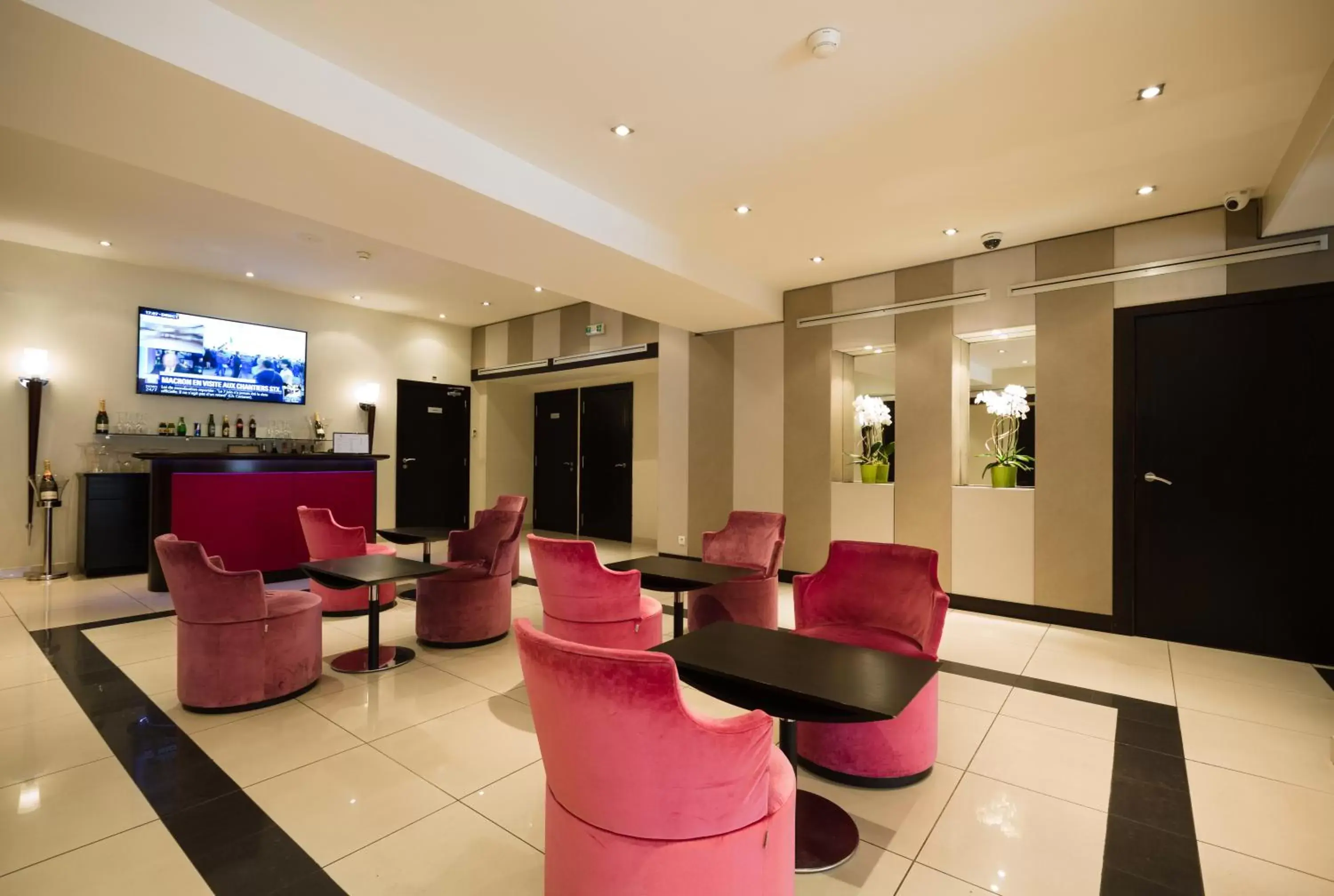 Communal lounge/ TV room, Lounge/Bar in Hotel Park Lane Paris