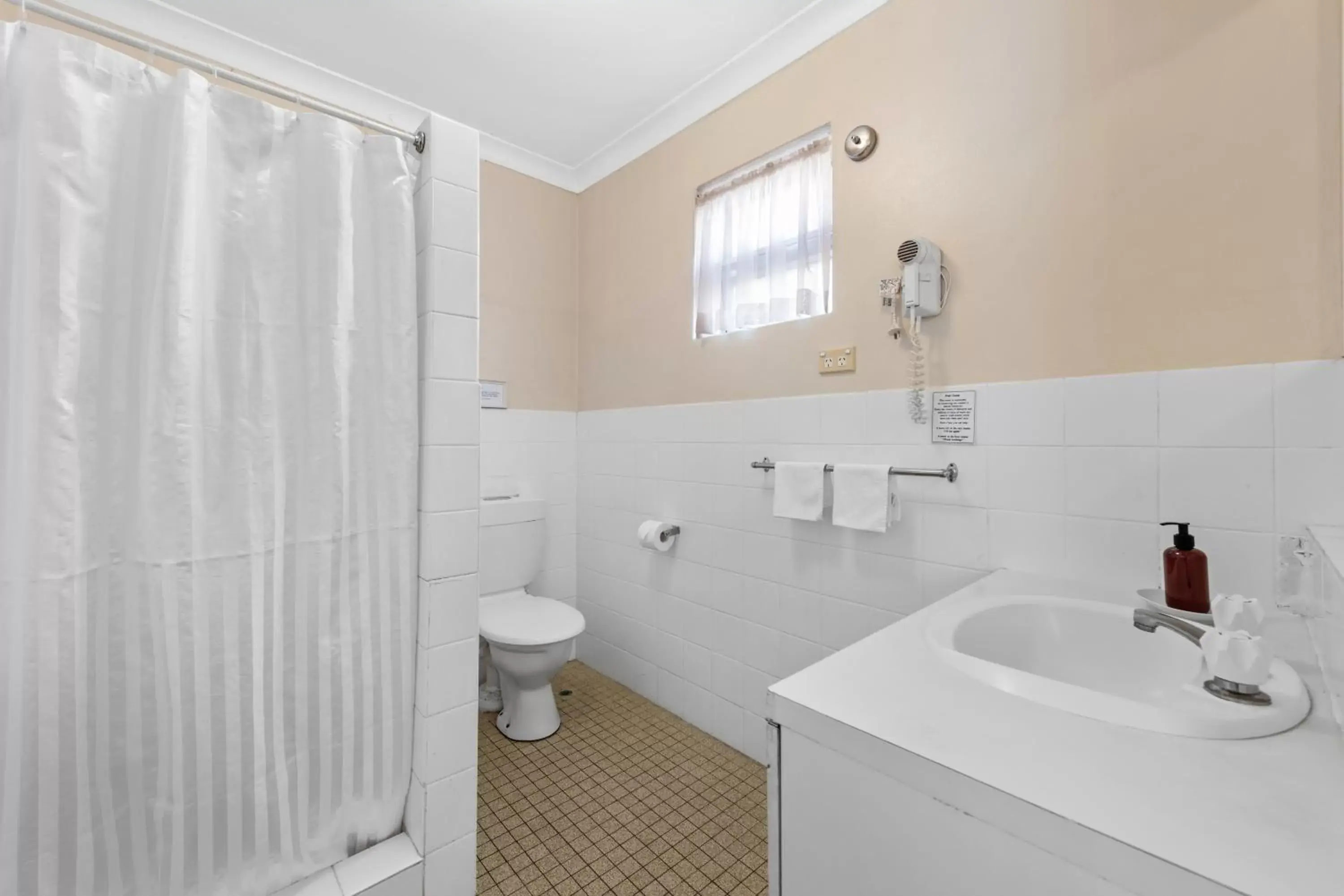 Shower, Bathroom in Paramount Motel